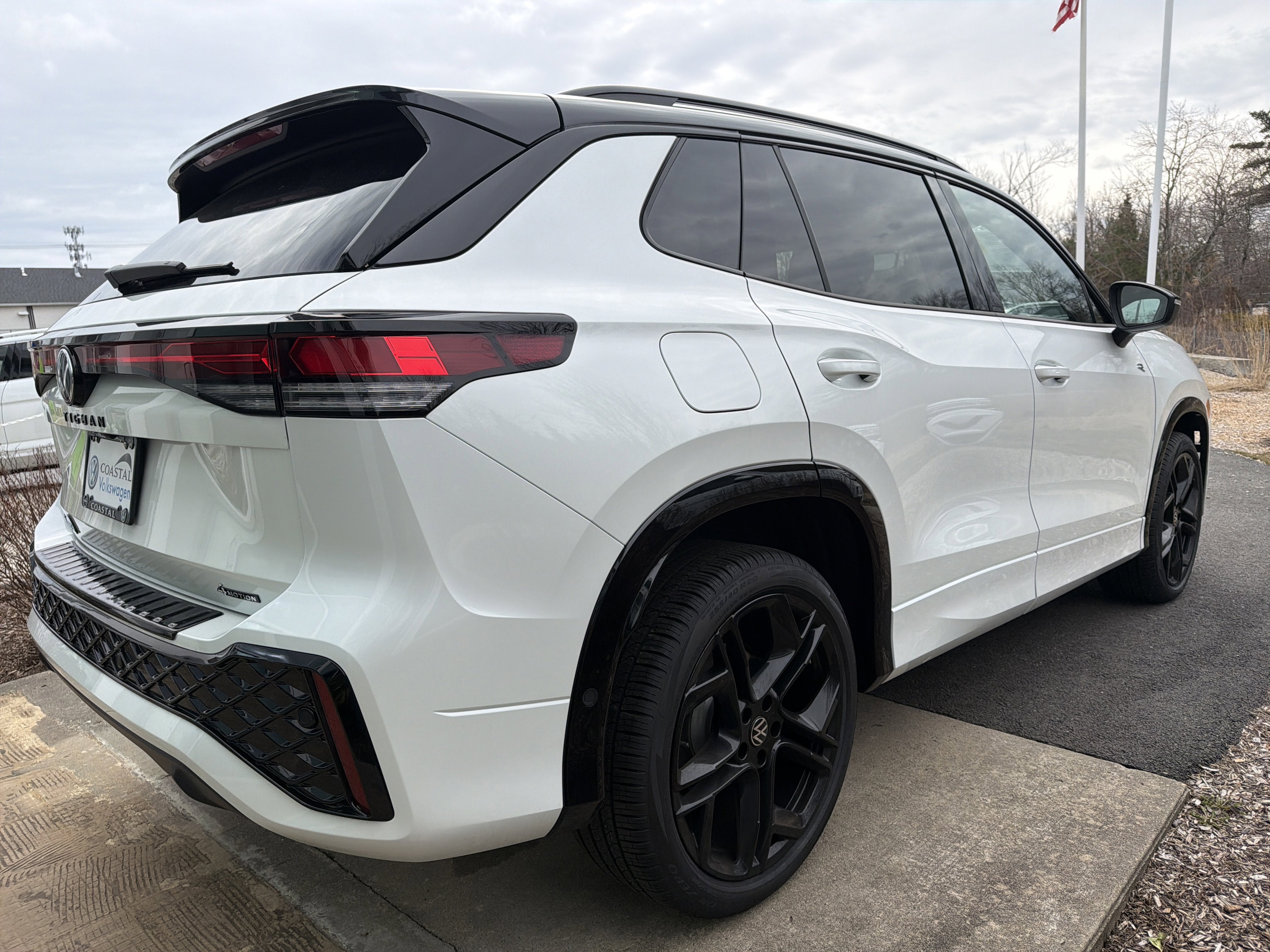 2025 Volkswagen Tiguan SE R-Line Black