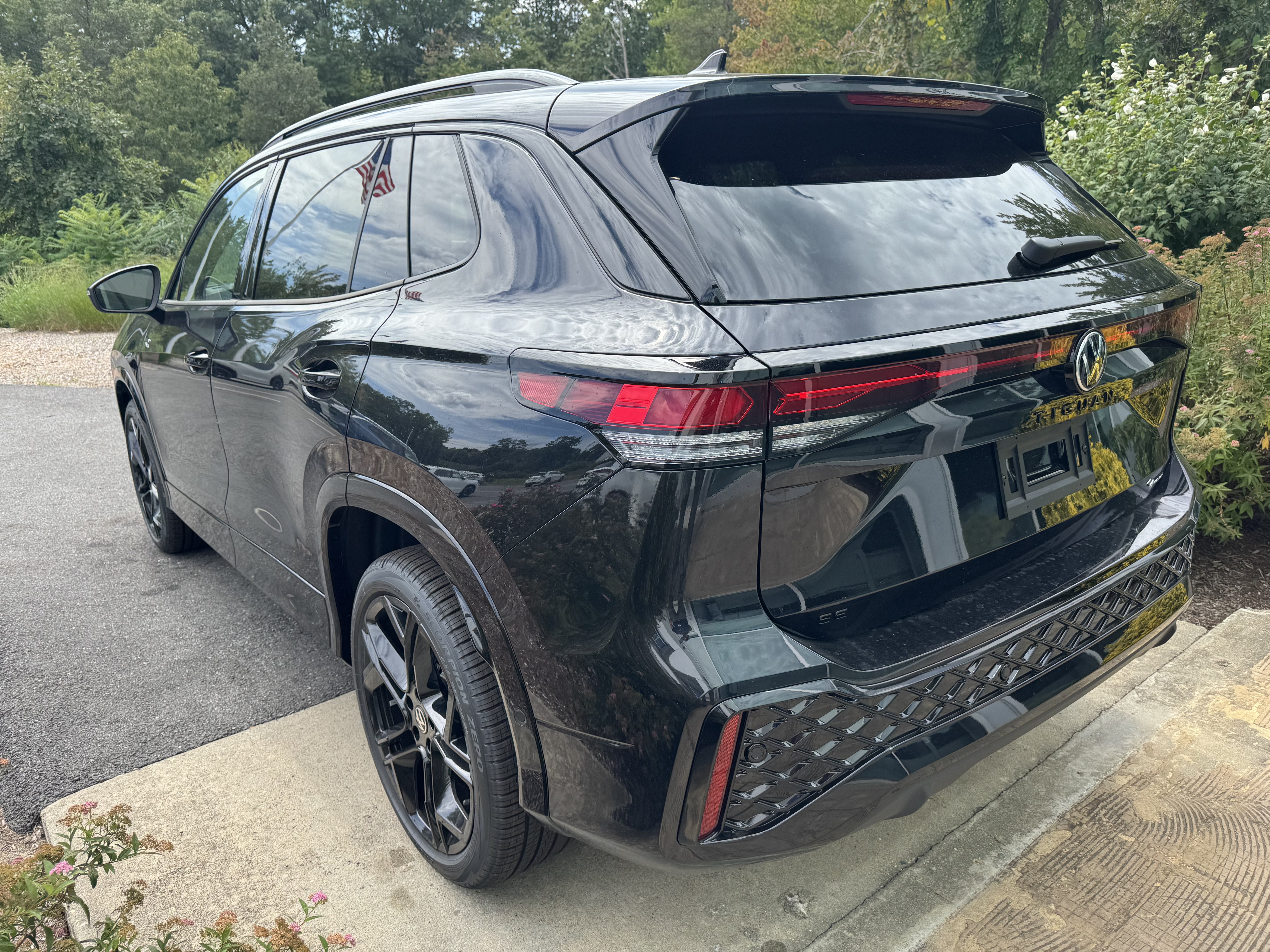 2026 Volkswagen Tiguan SE R-Line Black