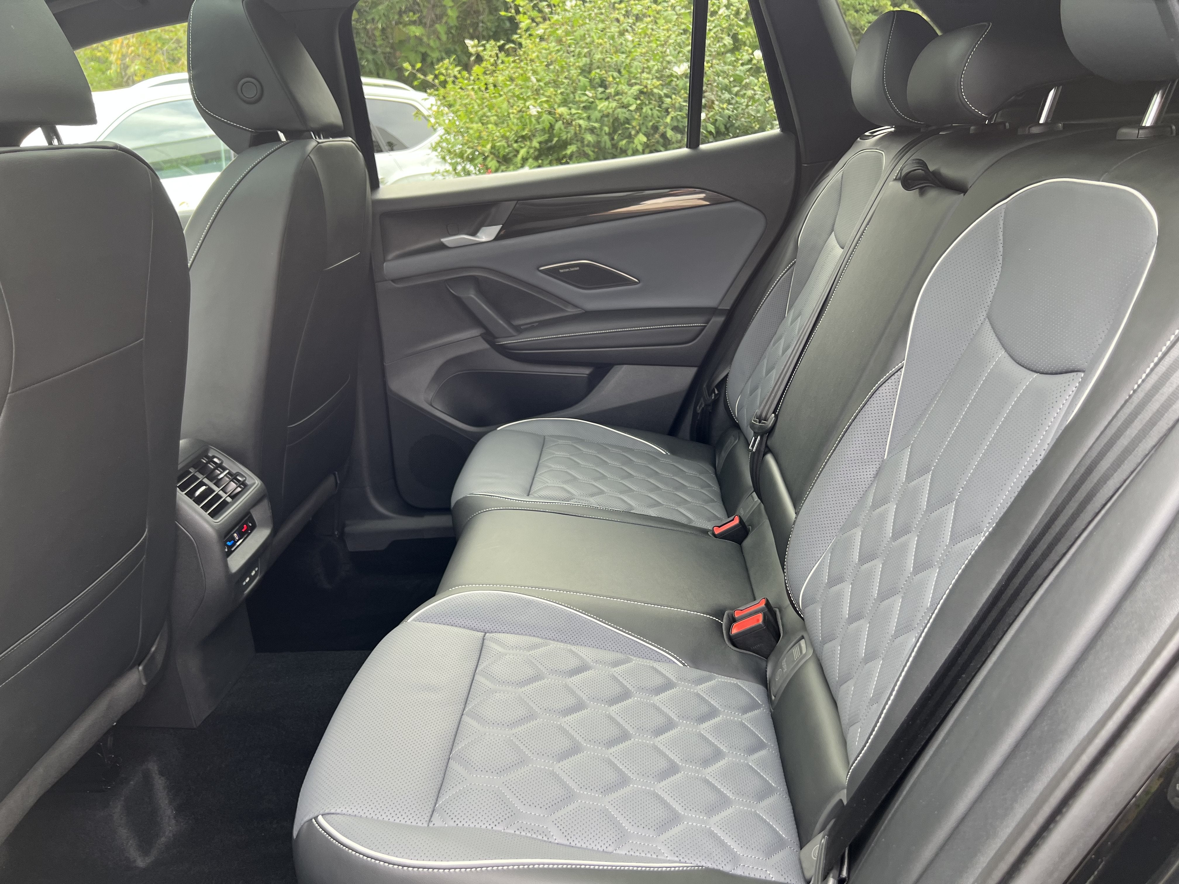 2025 Volkswagen Tiguan SEL R-Line