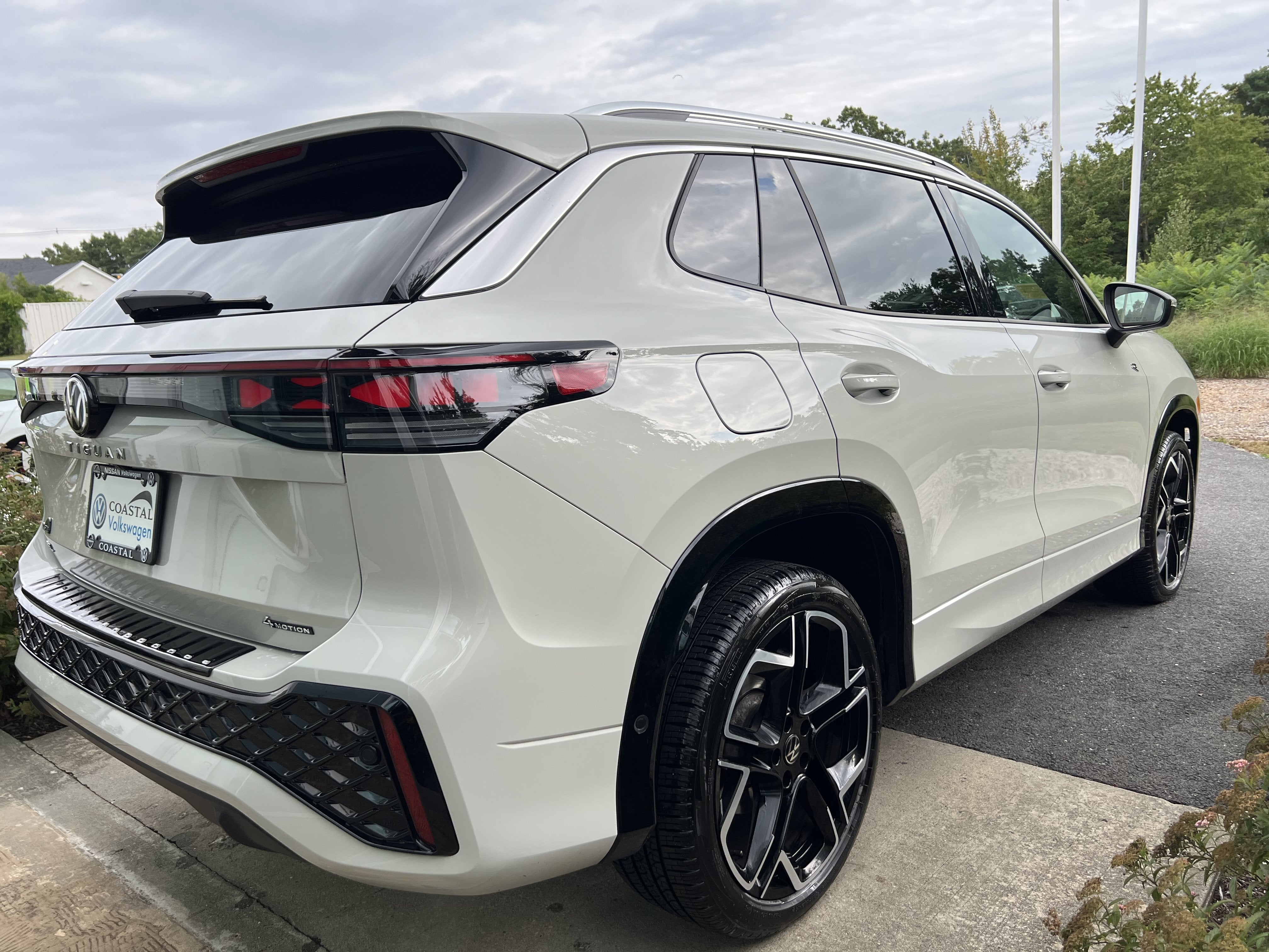 2025 Volkswagen Tiguan SEL R-Line