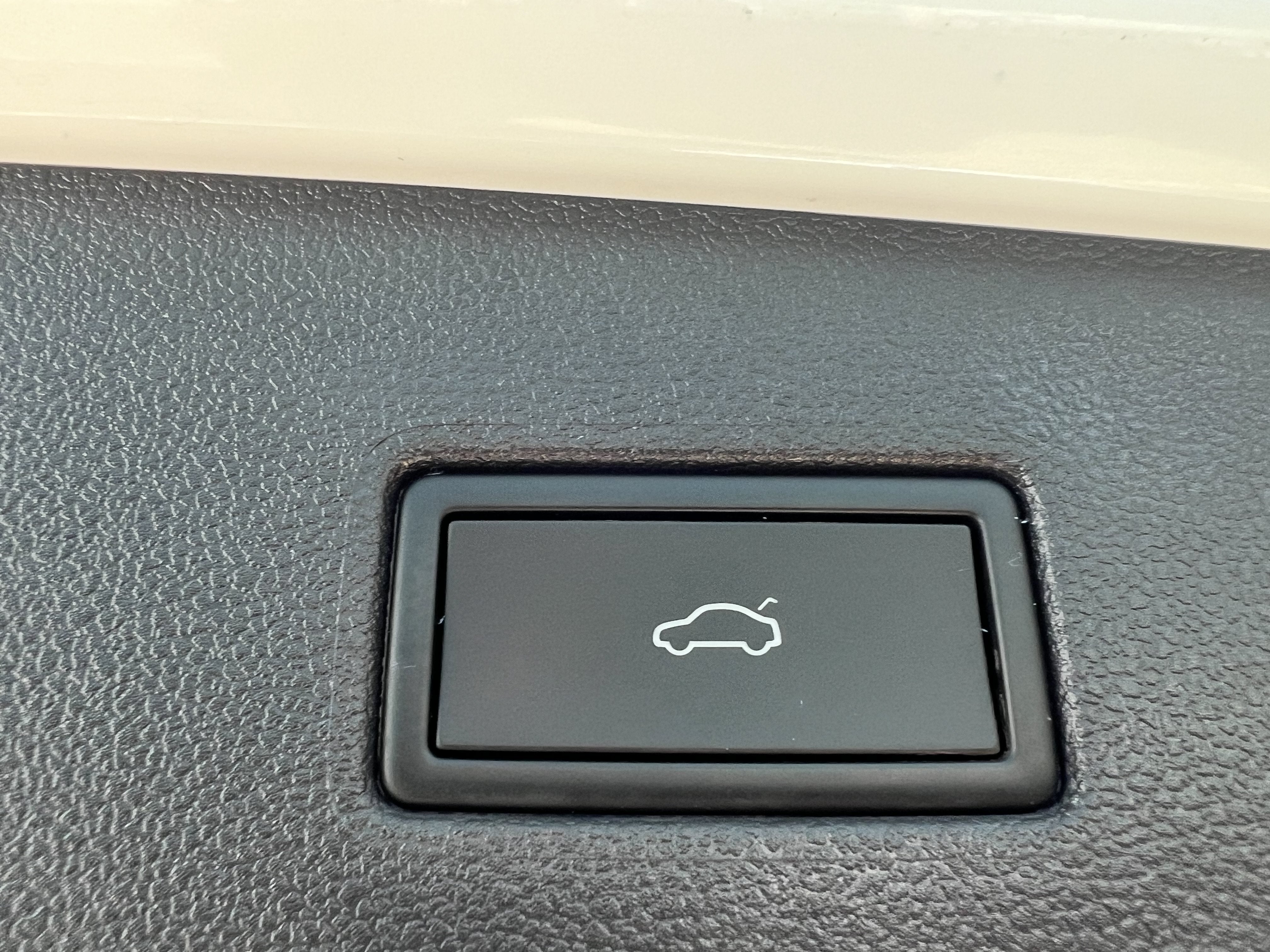 2023 Volkswagen Tiguan SE W/ Panoramic Sunroof