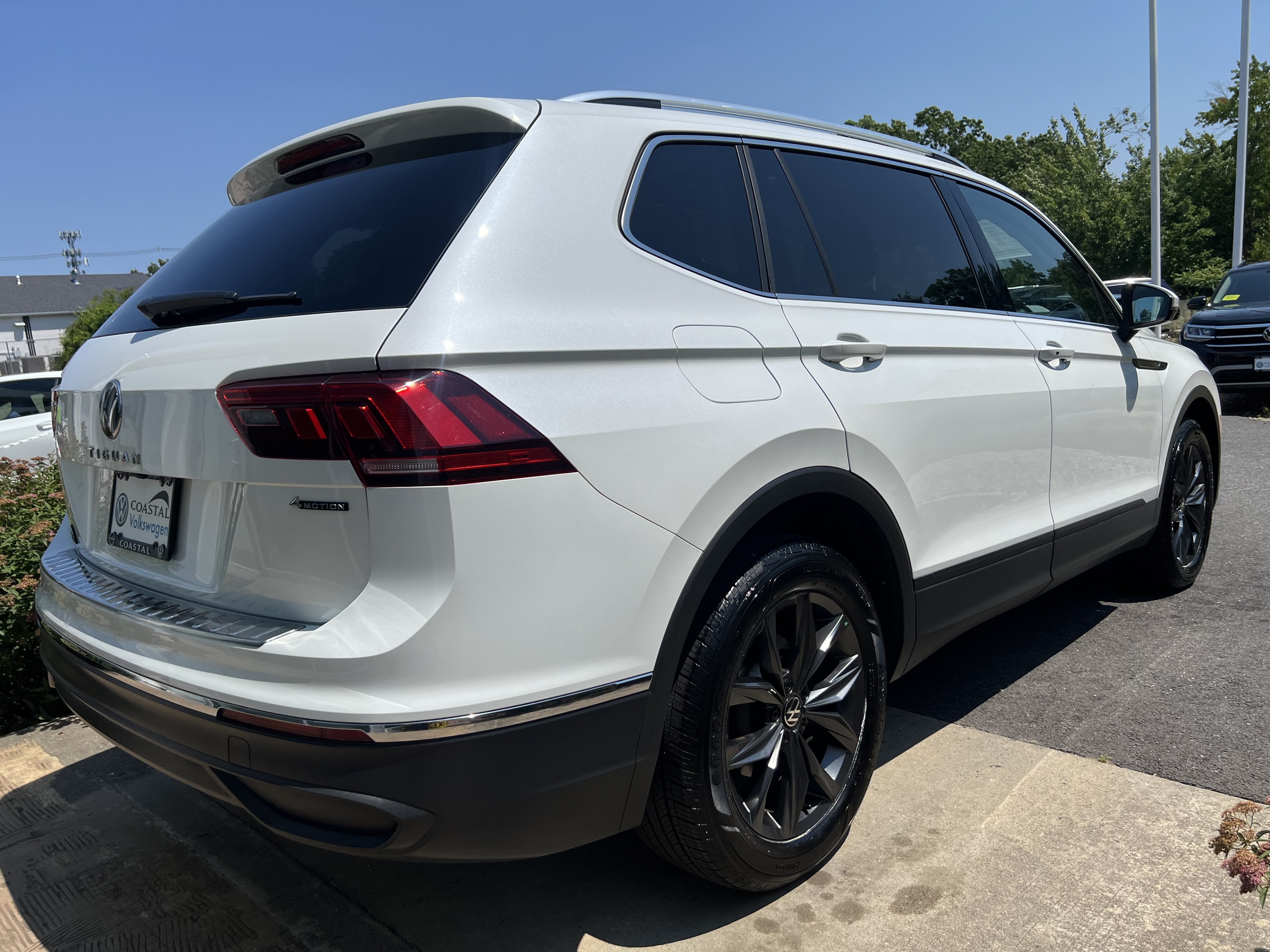2023 Volkswagen Tiguan SE W/ Panoramic Sunroof