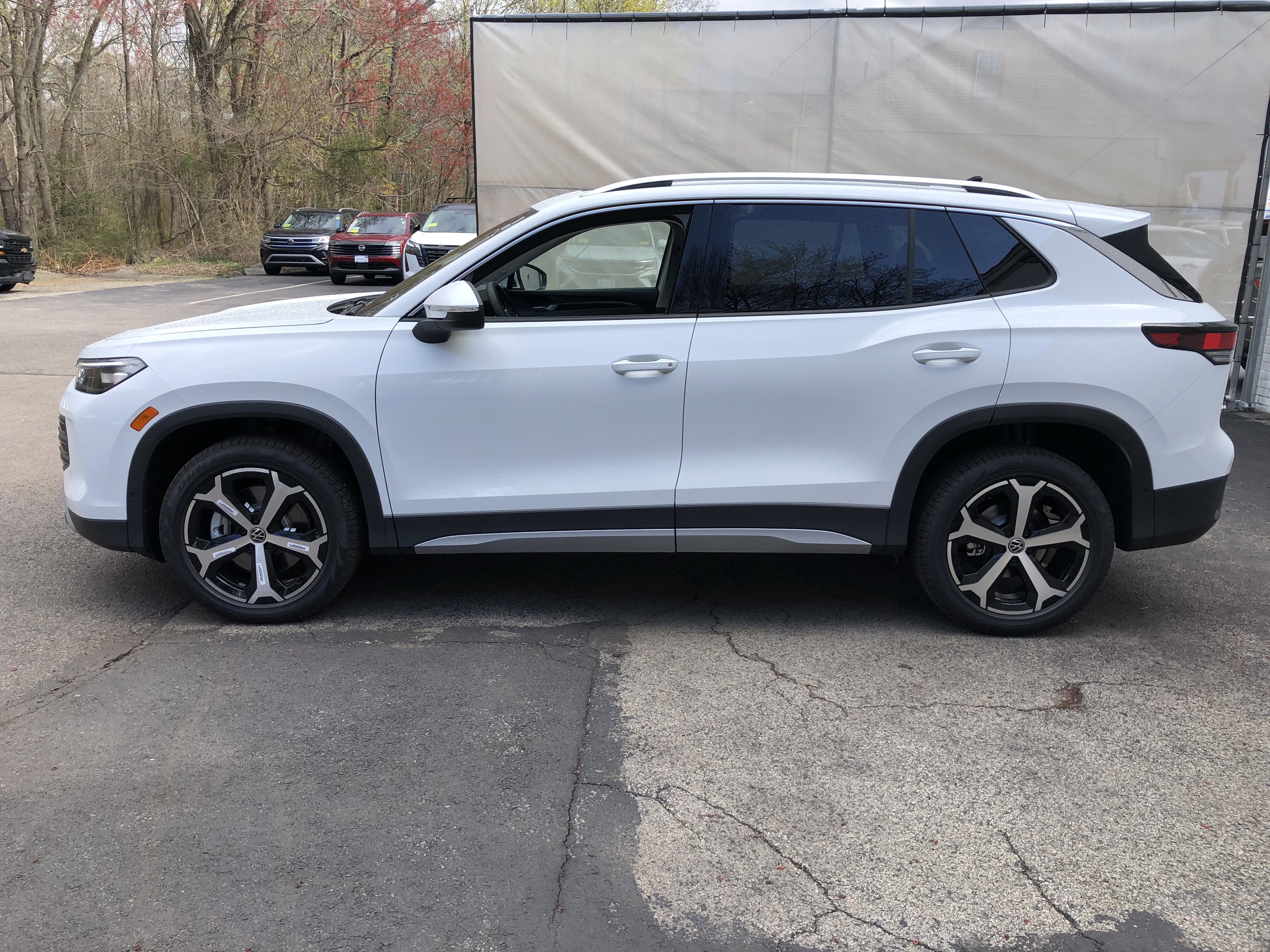 2026 Volkswagen Tiguan SE w/panoramic sunroof