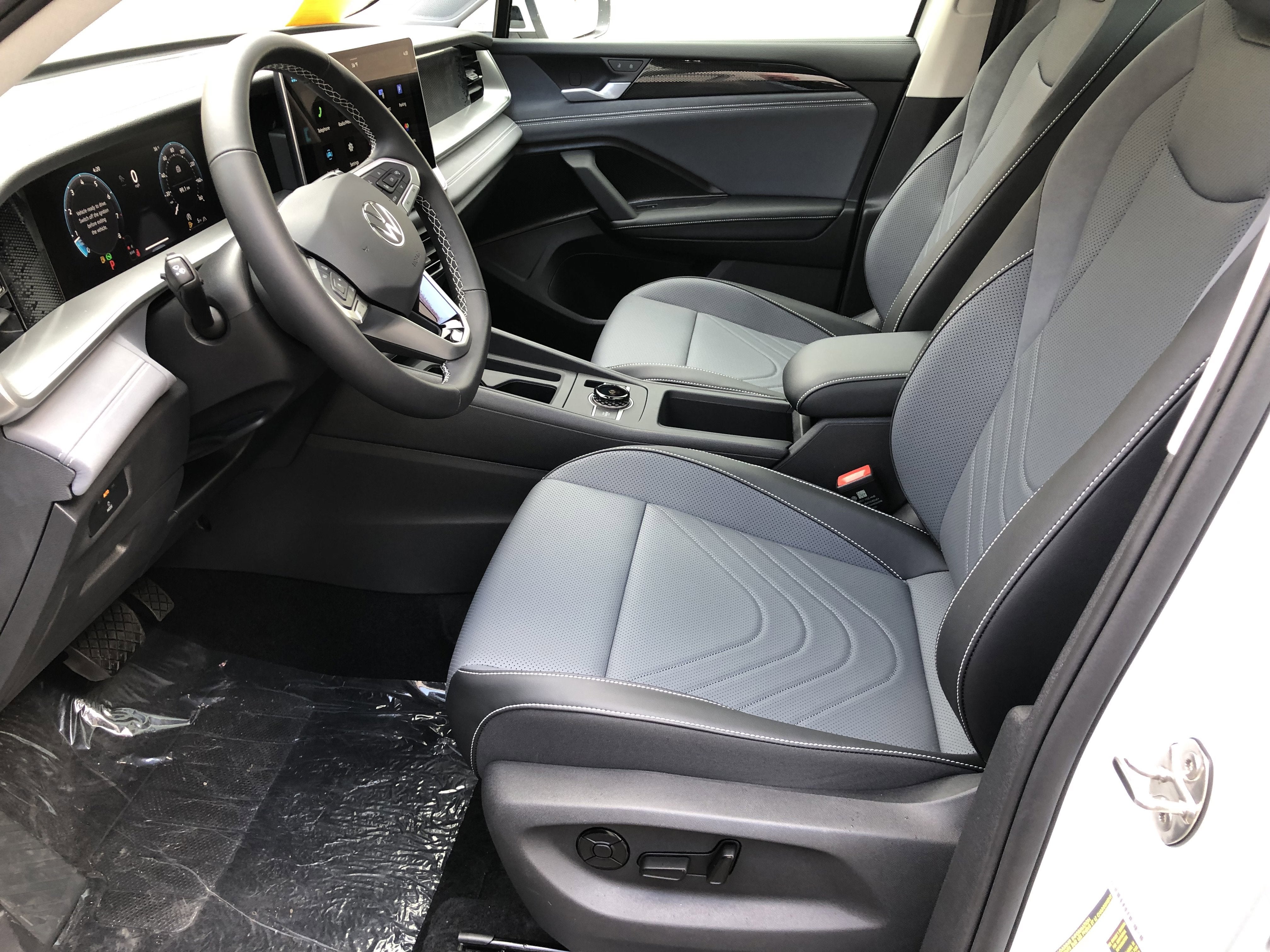 2026 Volkswagen Tiguan SE w/panoramic sunroof