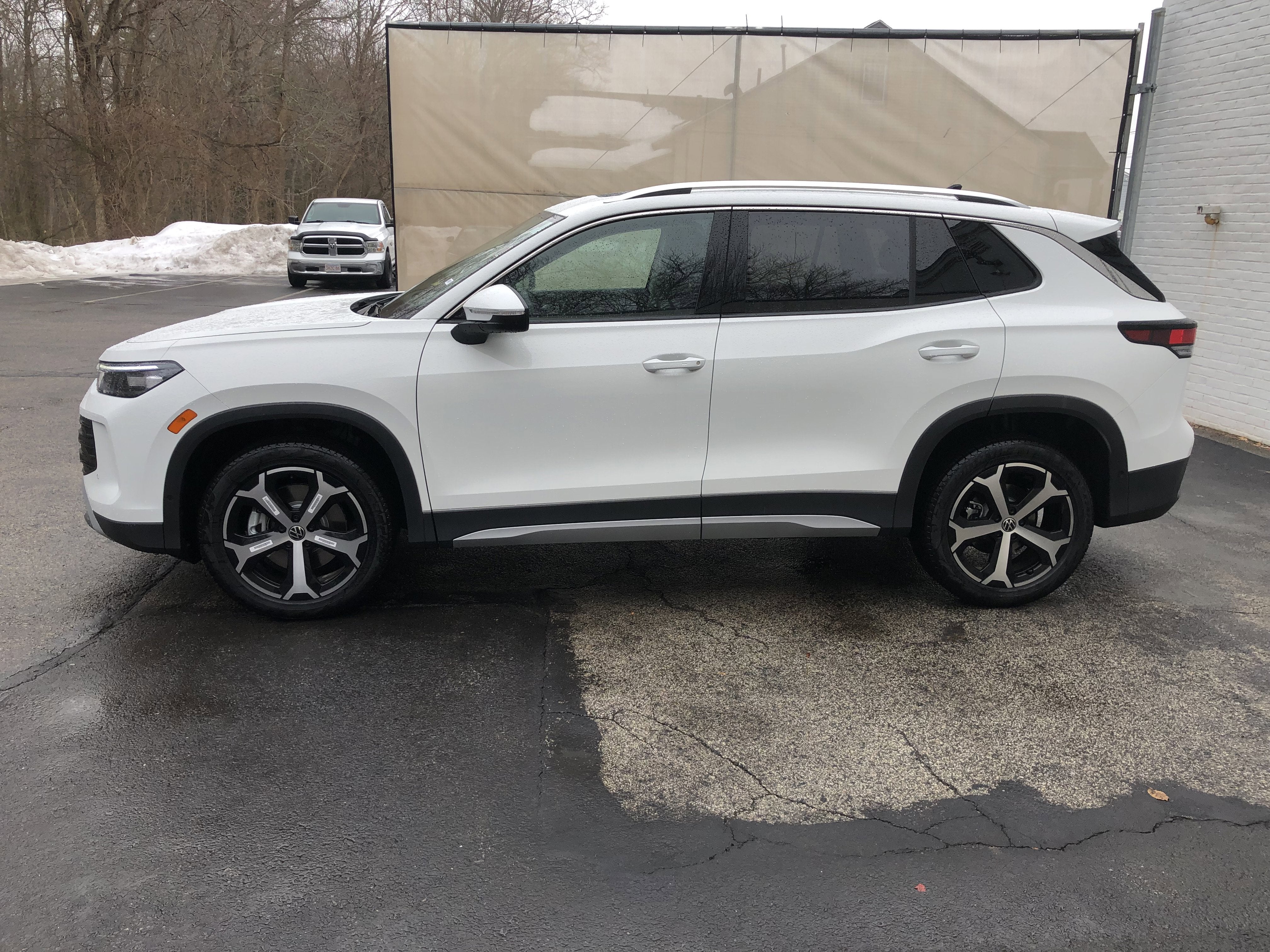 2026 Volkswagen Tiguan SE w/panoramic sunroof