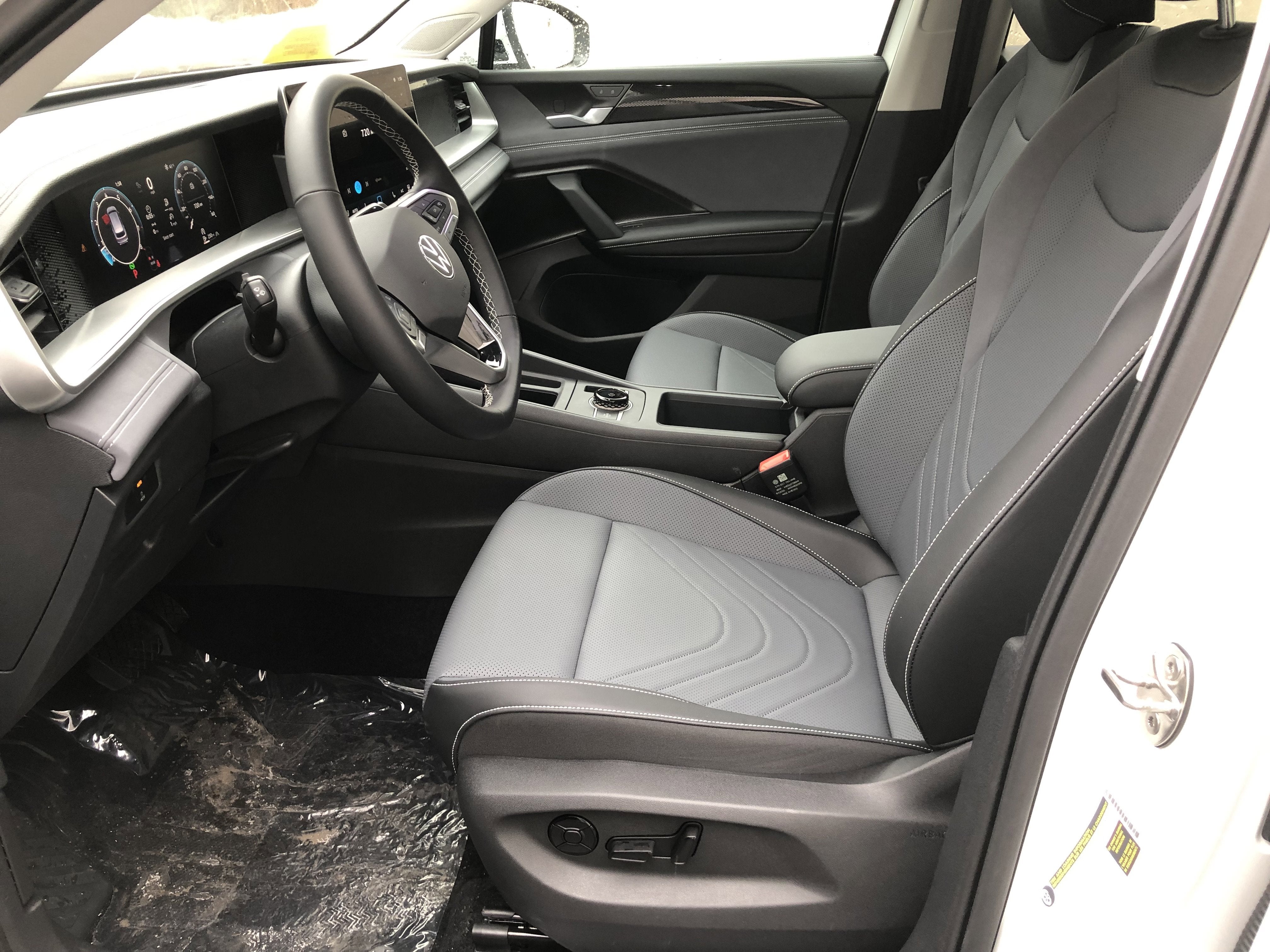 2026 Volkswagen Tiguan SE w/panoramic sunroof