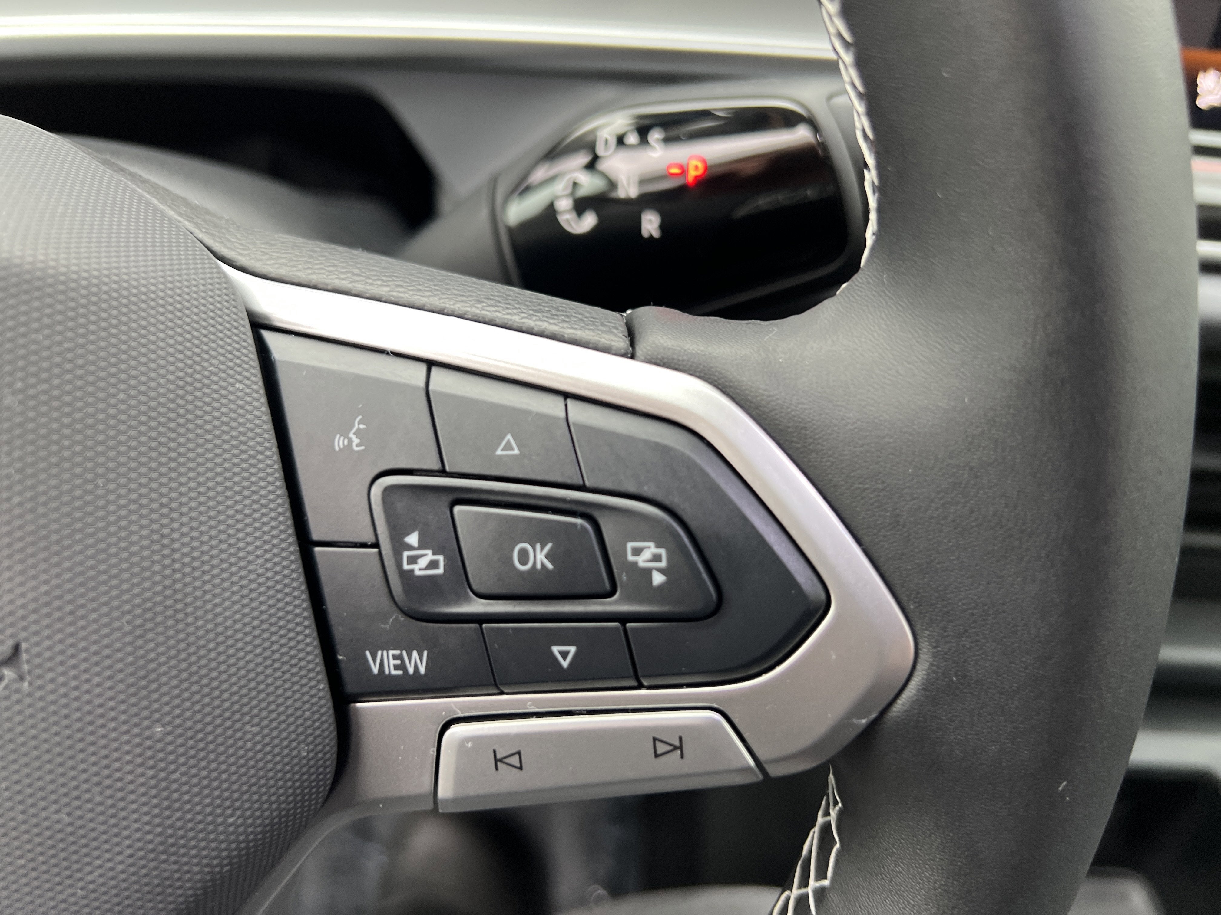 2025 Volkswagen Tiguan SE w/panoramic sunroof