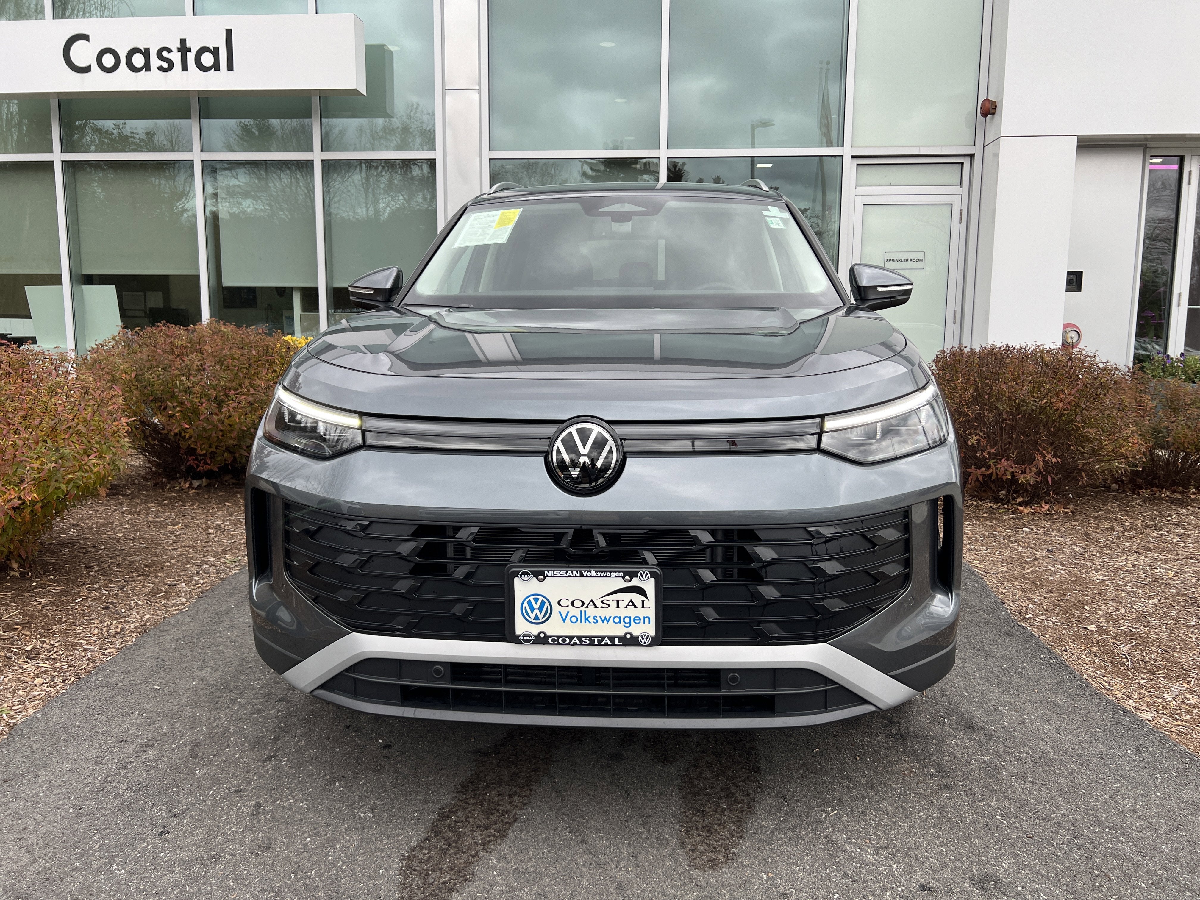 2025 Volkswagen Tiguan SE w/panoramic sunroof