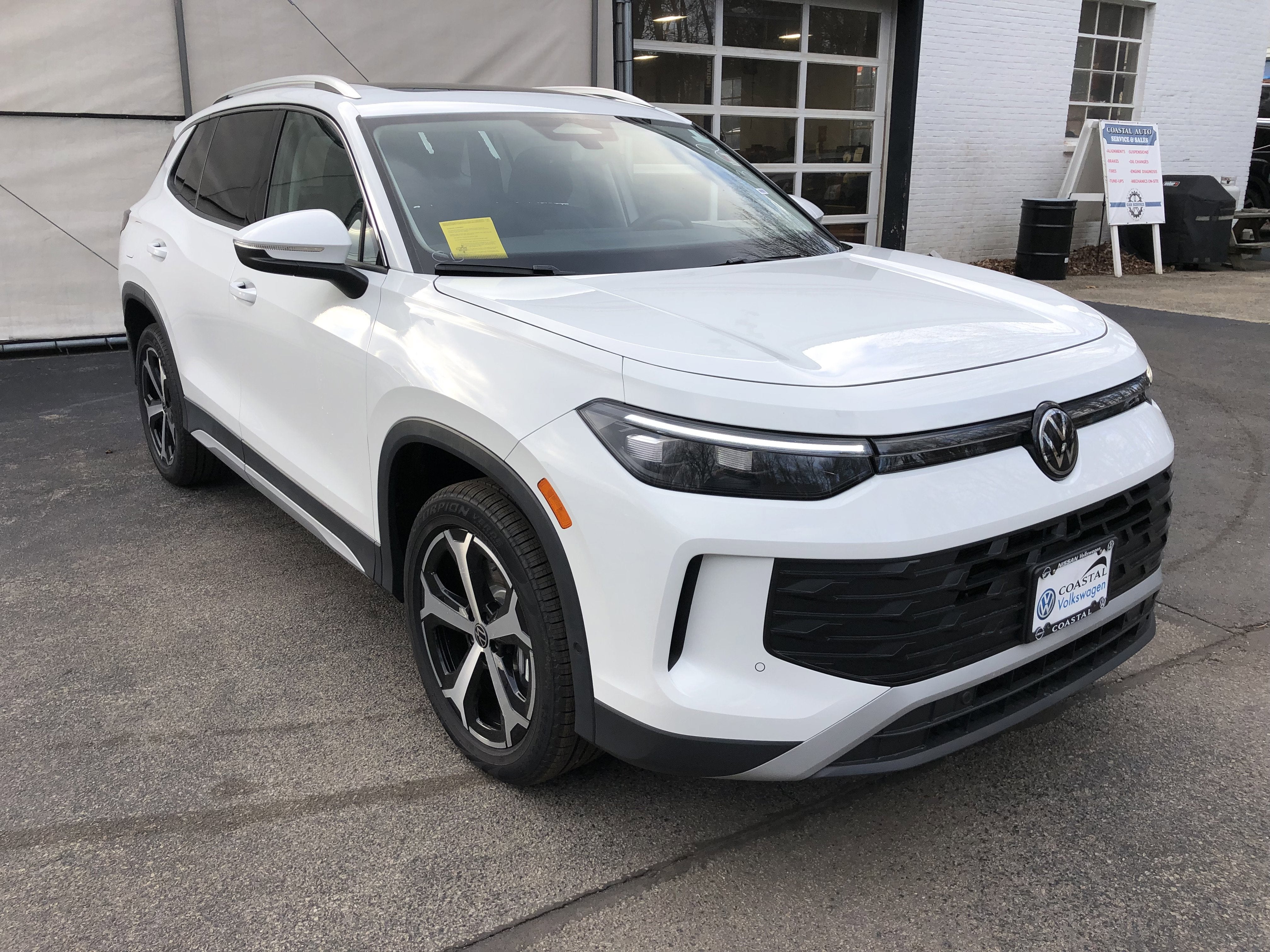 2026 Volkswagen Tiguan SE w/panoramic sunroof