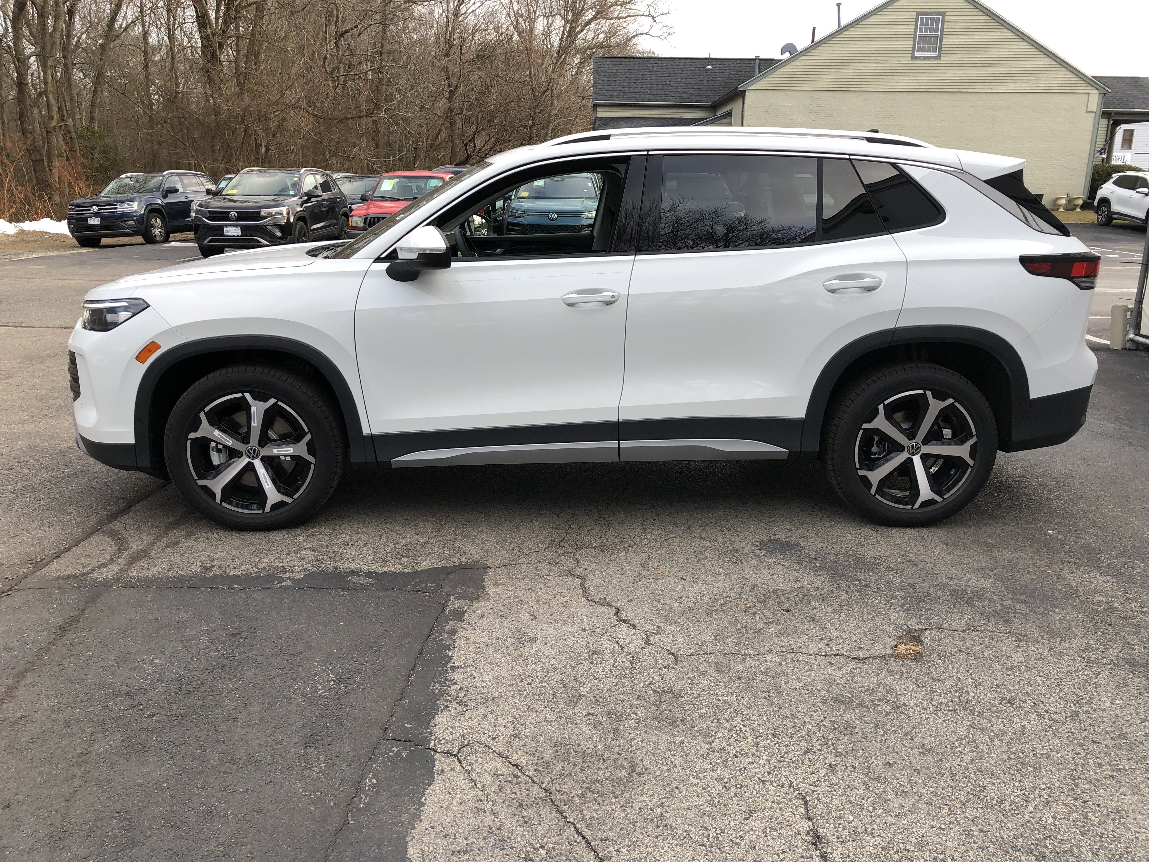 2026 Volkswagen Tiguan SE w/panoramic sunroof