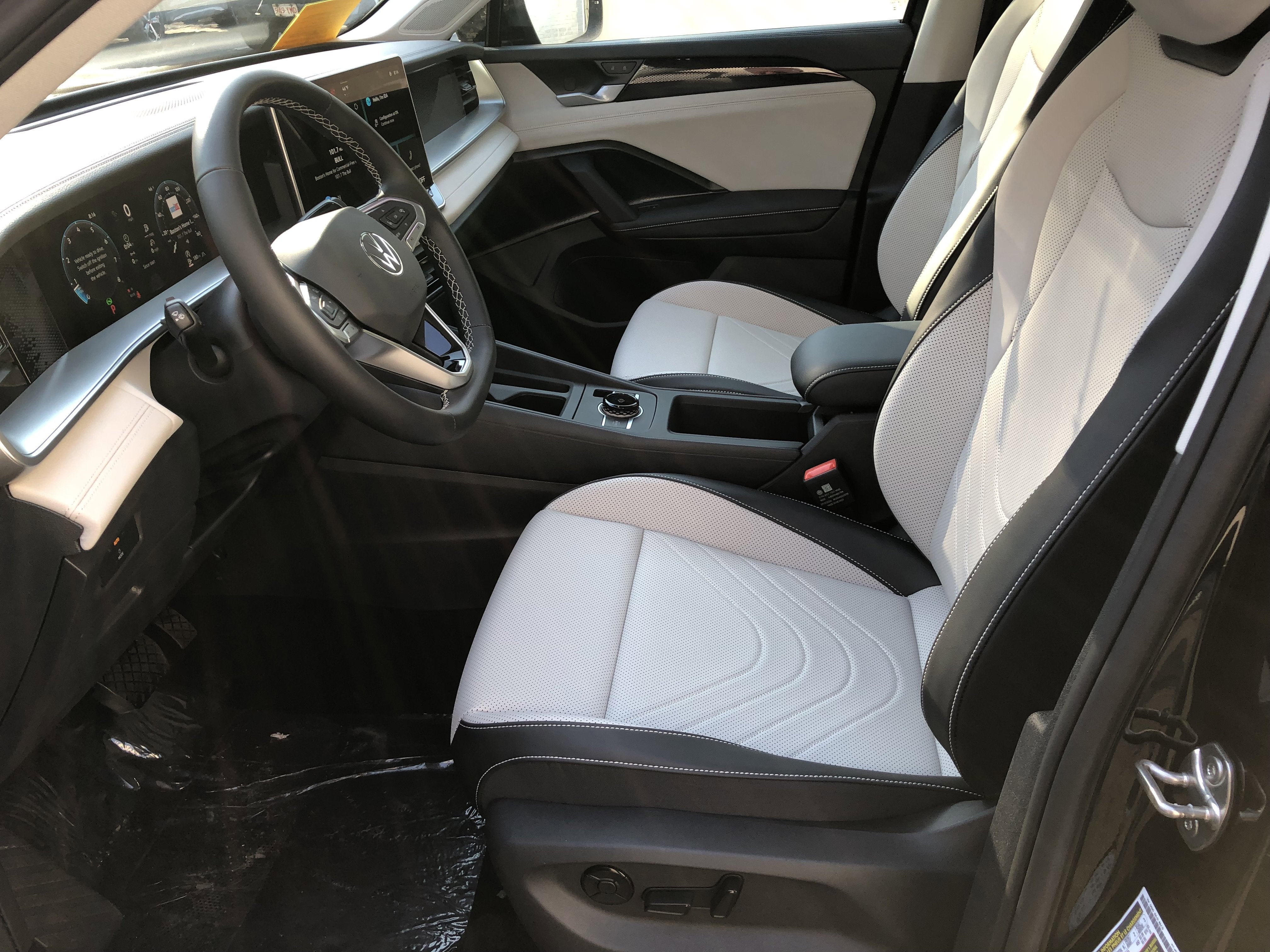 2026 Volkswagen Tiguan SE w/panoramic sunroof