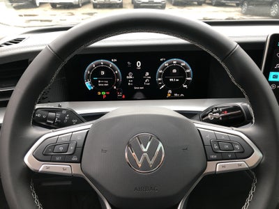 2026 Volkswagen Tiguan SE w/panoramic sunroof