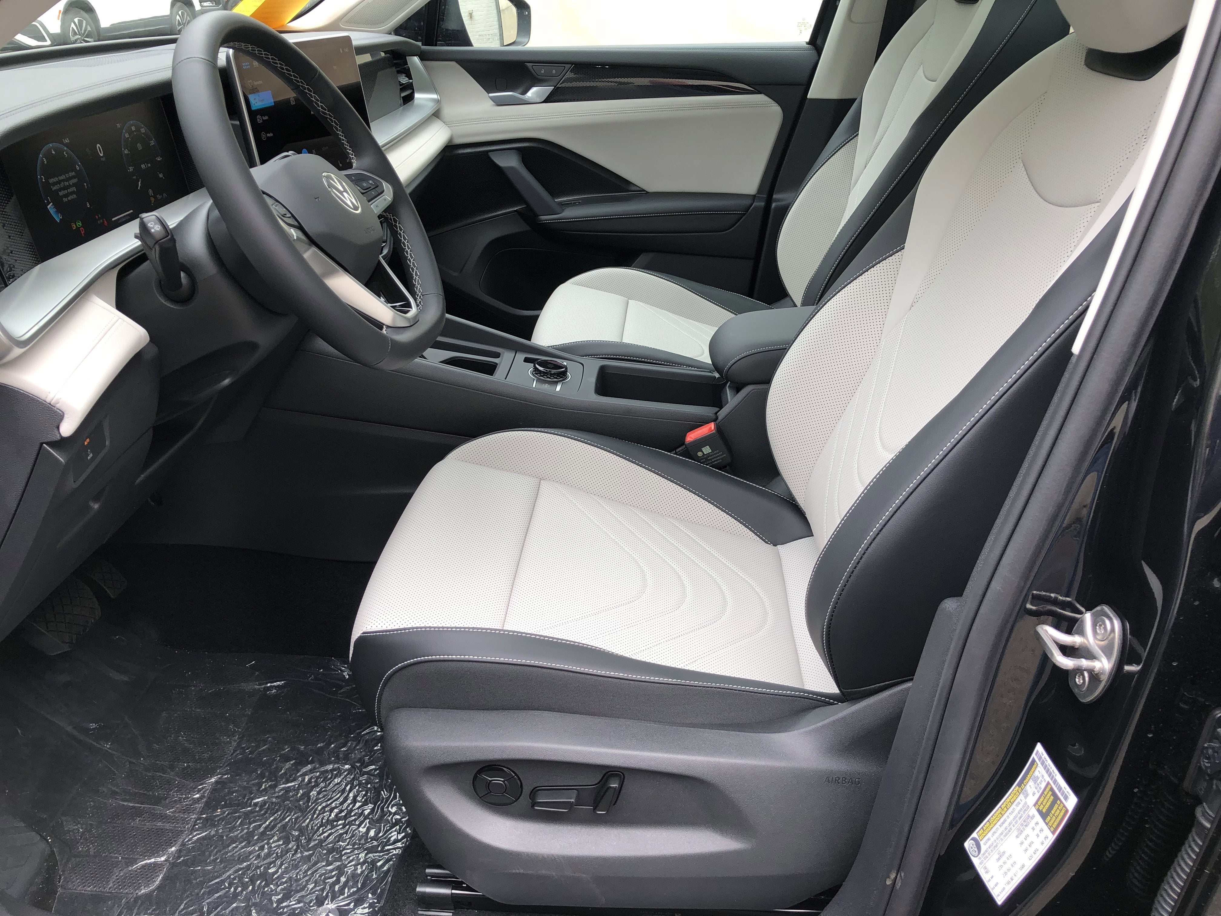 2026 Volkswagen Tiguan SE w/panoramic sunroof