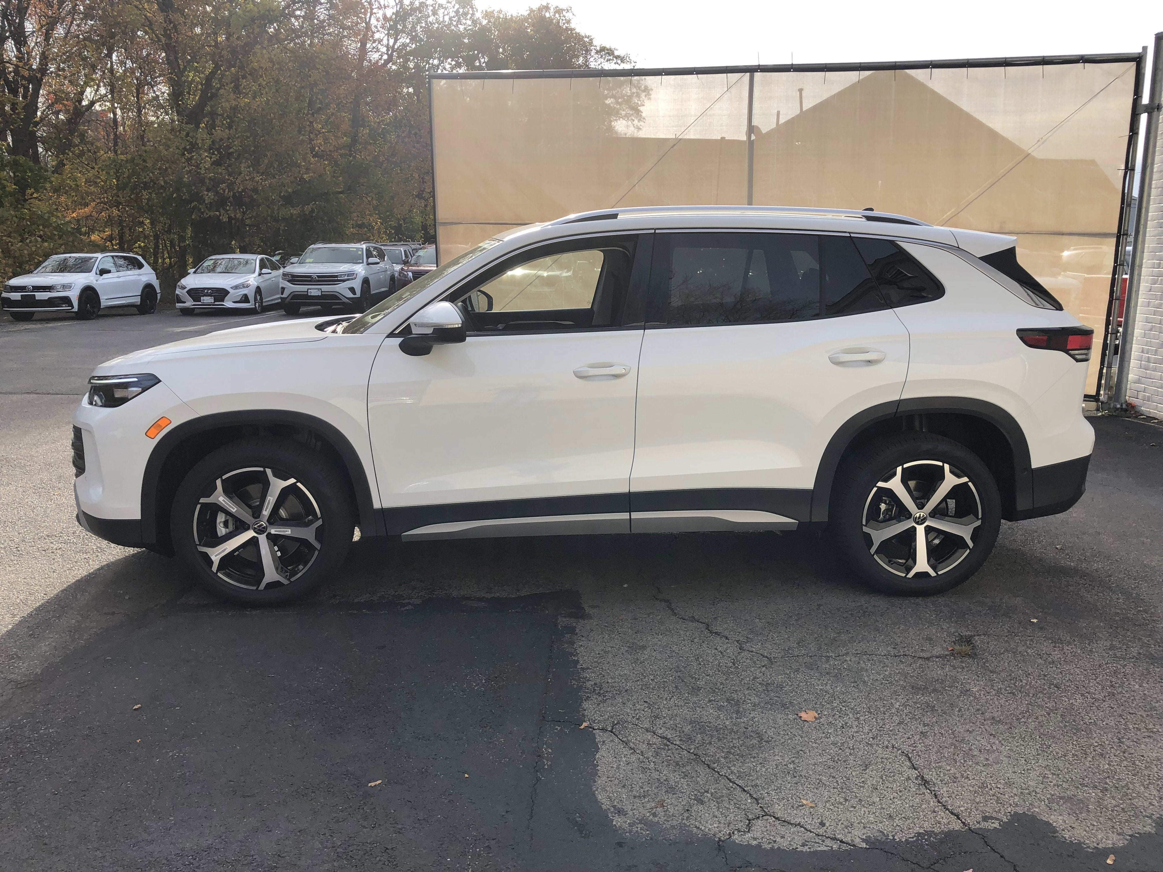 2026 Volkswagen Tiguan SE w/panoramic sunroof