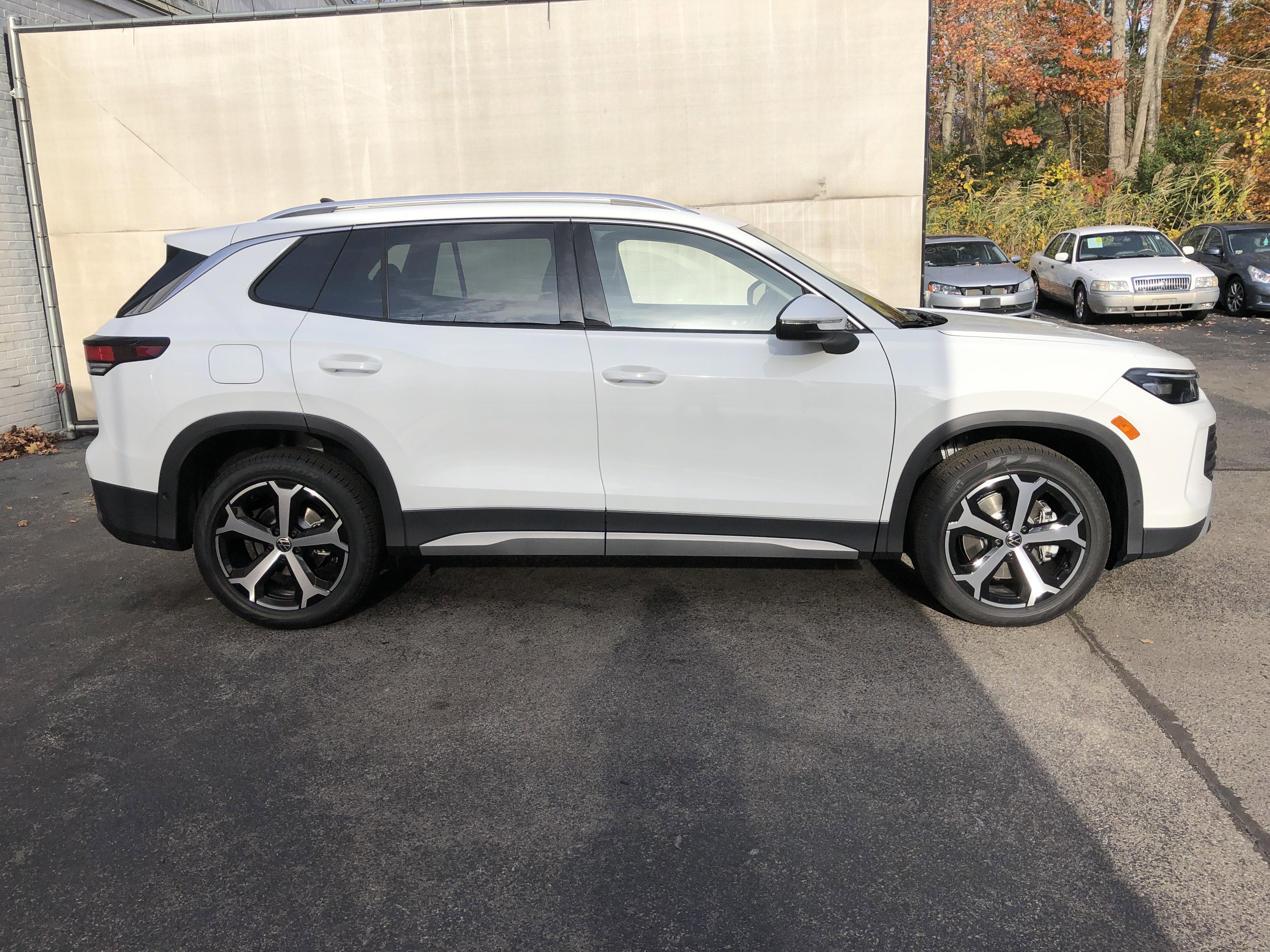 2026 Volkswagen Tiguan SE w/panoramic sunroof