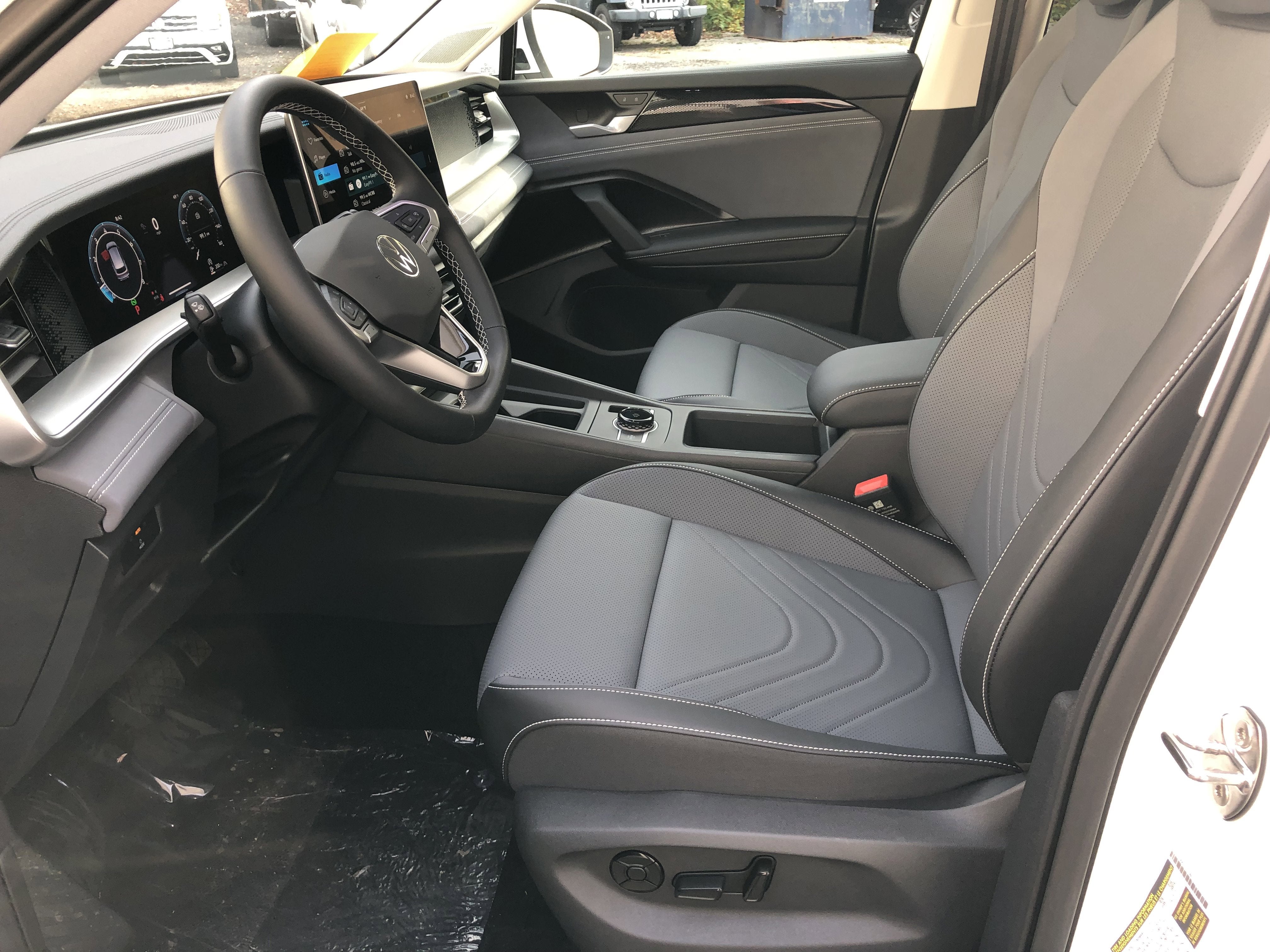 2026 Volkswagen Tiguan SE w/panoramic sunroof