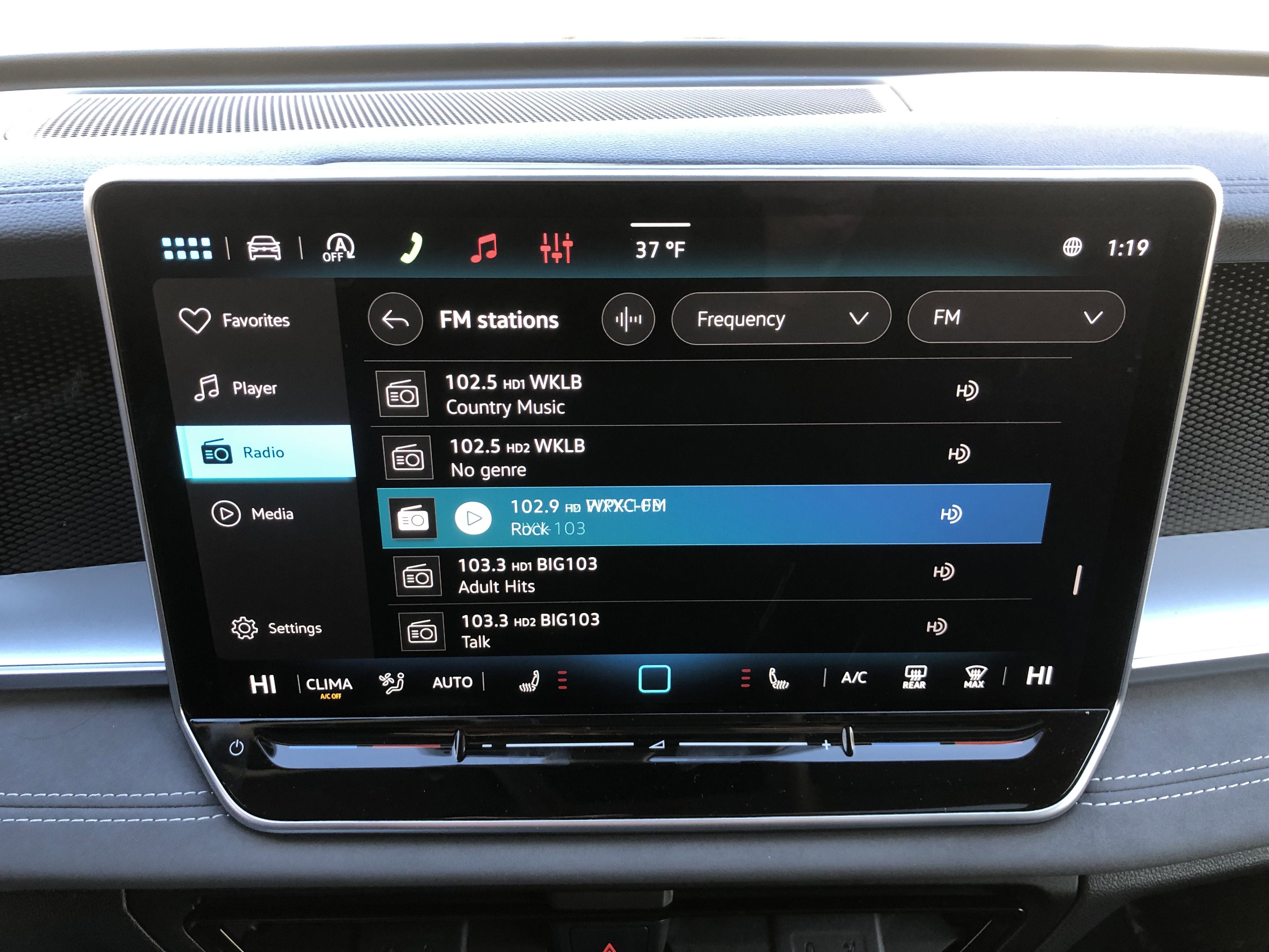 2026 Volkswagen Tiguan SE w/panoramic sunroof