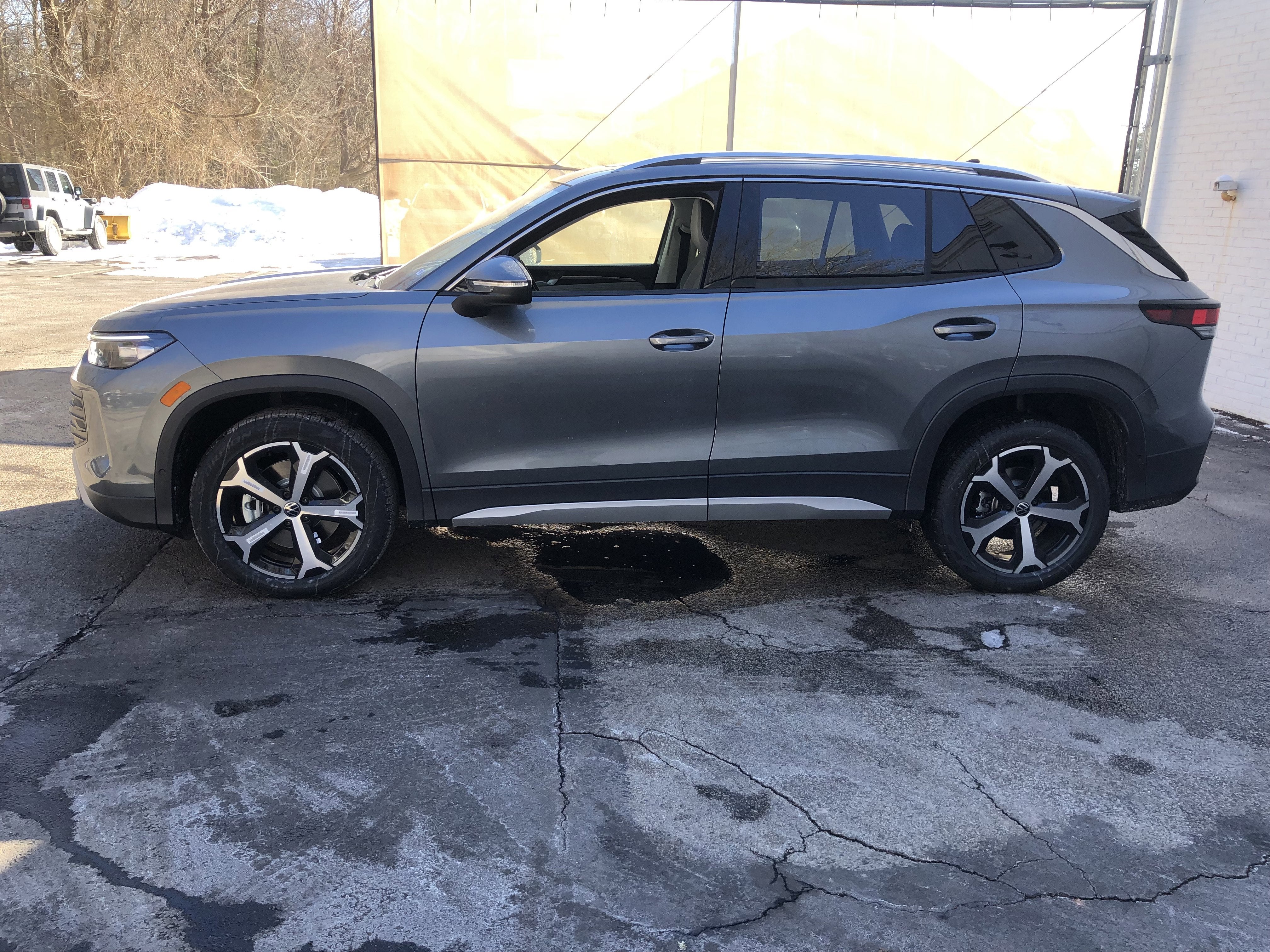 2026 Volkswagen Tiguan SE w/panoramic sunroof