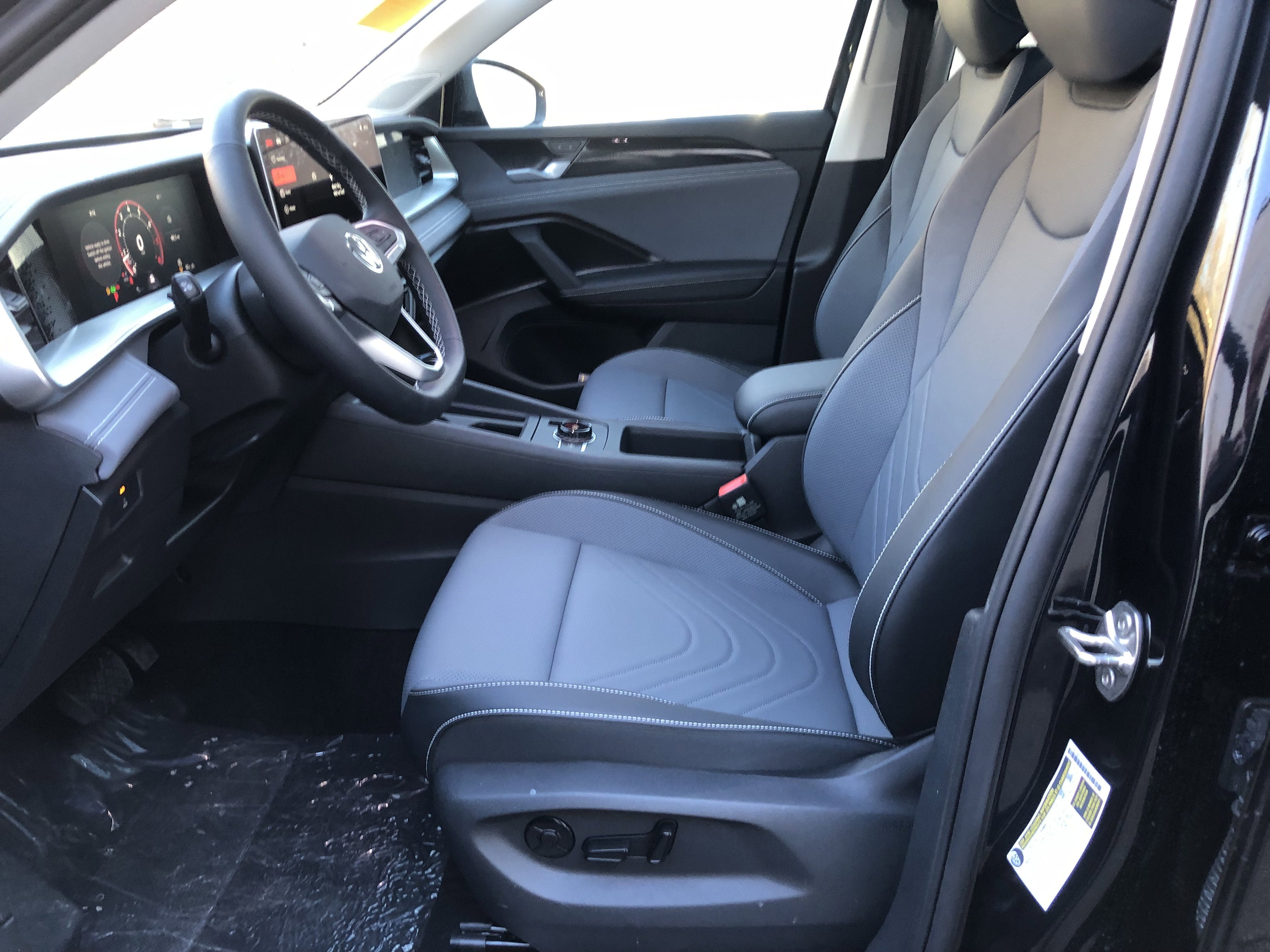 2026 Volkswagen Tiguan SE w/panoramic sunroof