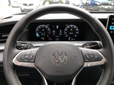 2026 Volkswagen Tiguan SE w/panoramic sunroof