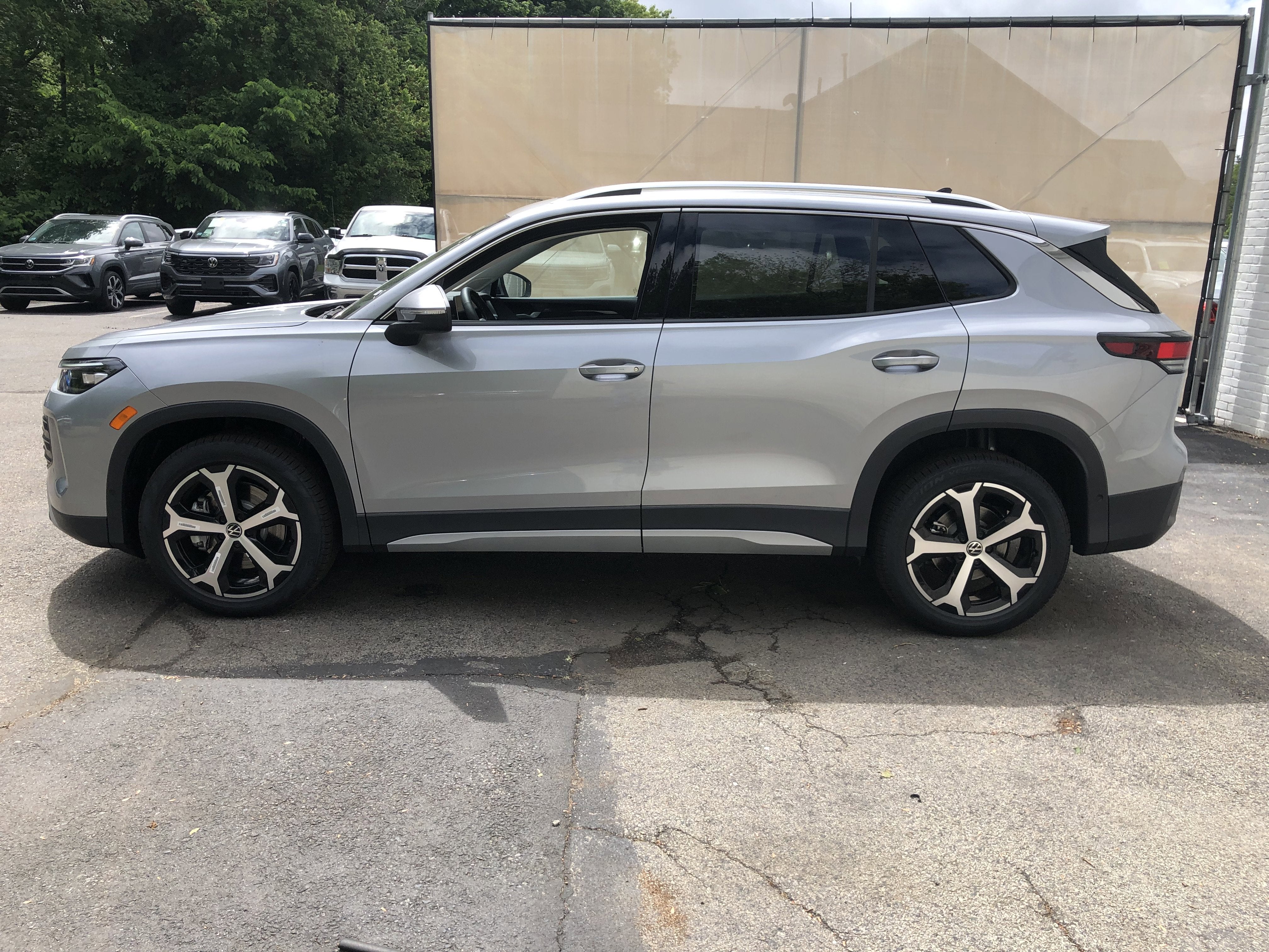 2026 Volkswagen Tiguan SE w/panoramic sunroof