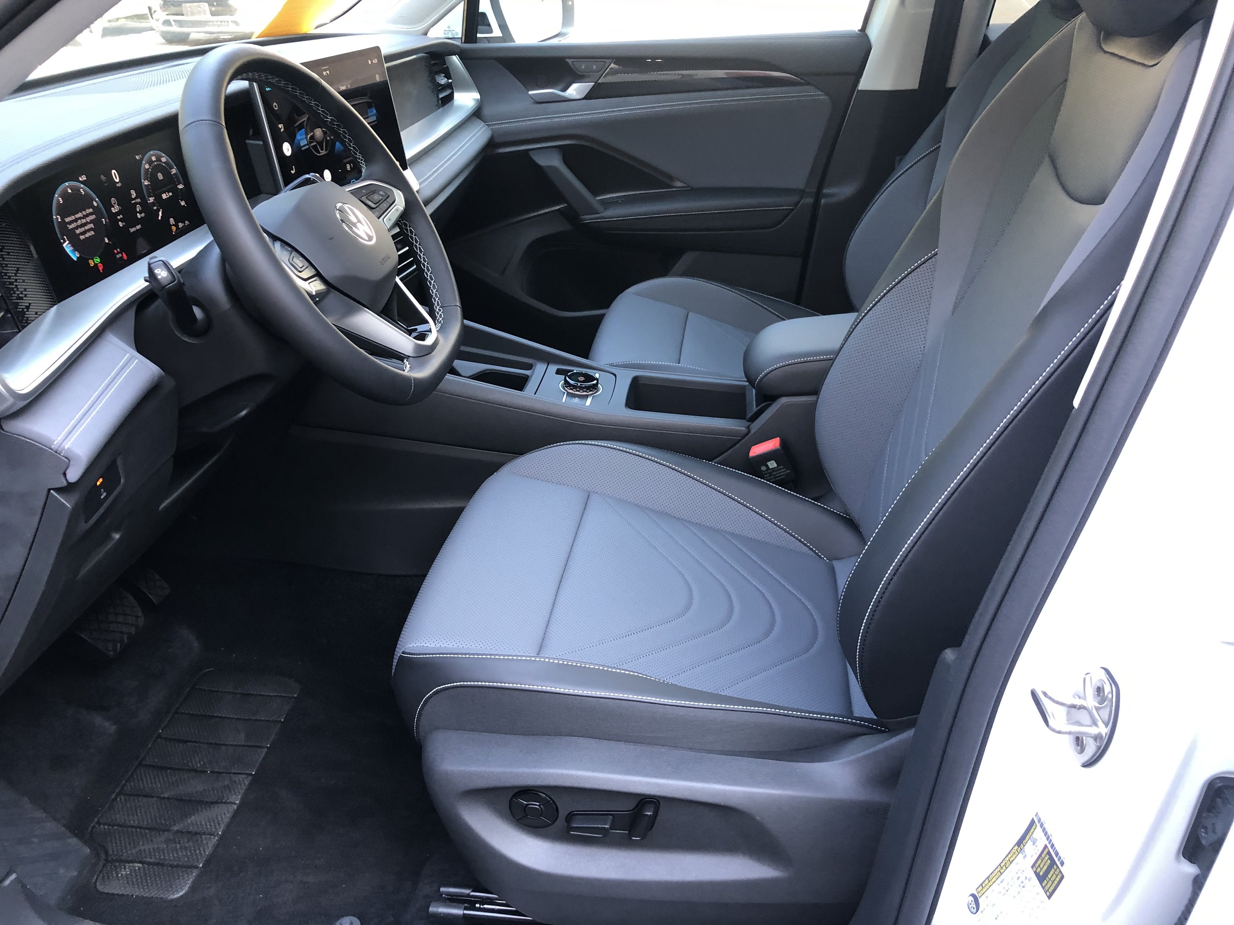 2026 Volkswagen Tiguan SE w/panoramic sunroof