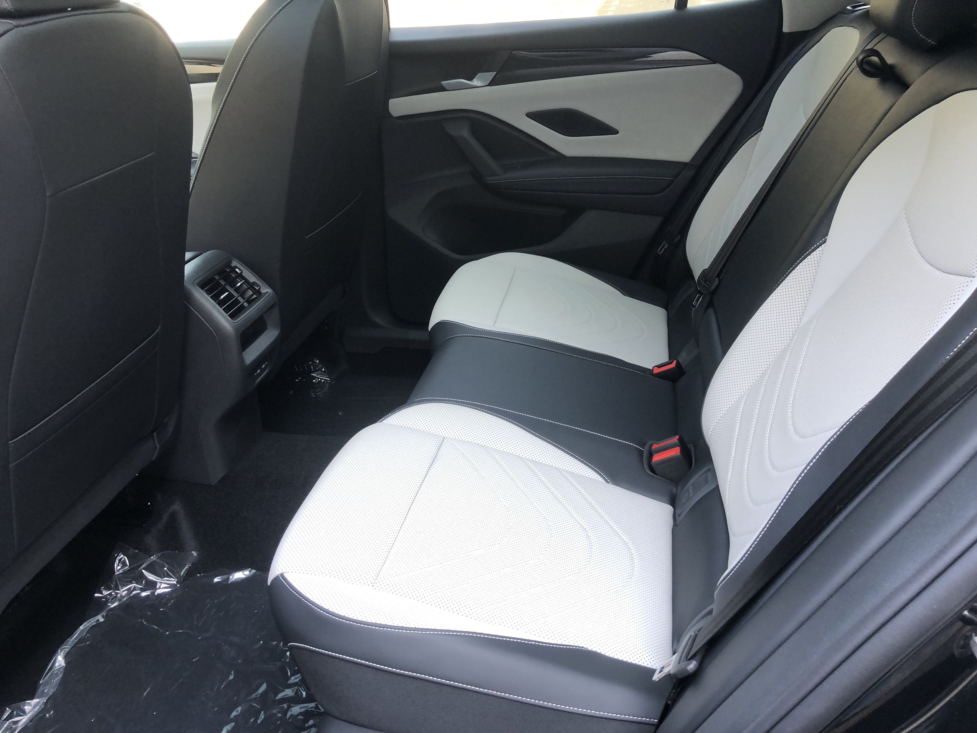 2026 Volkswagen Tiguan SE w/panoramic sunroof