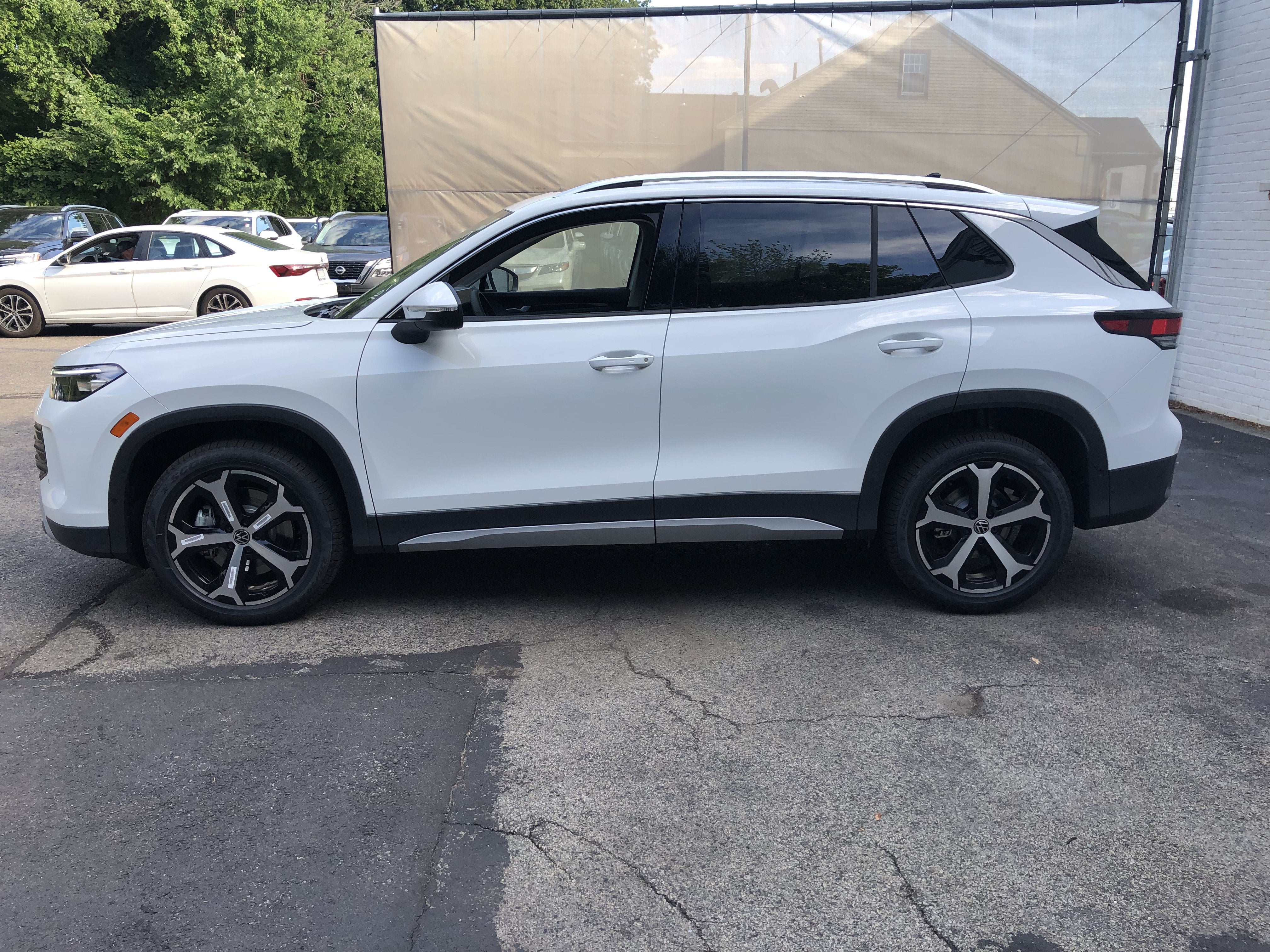 2026 Volkswagen Tiguan SE w/panoramic sunroof