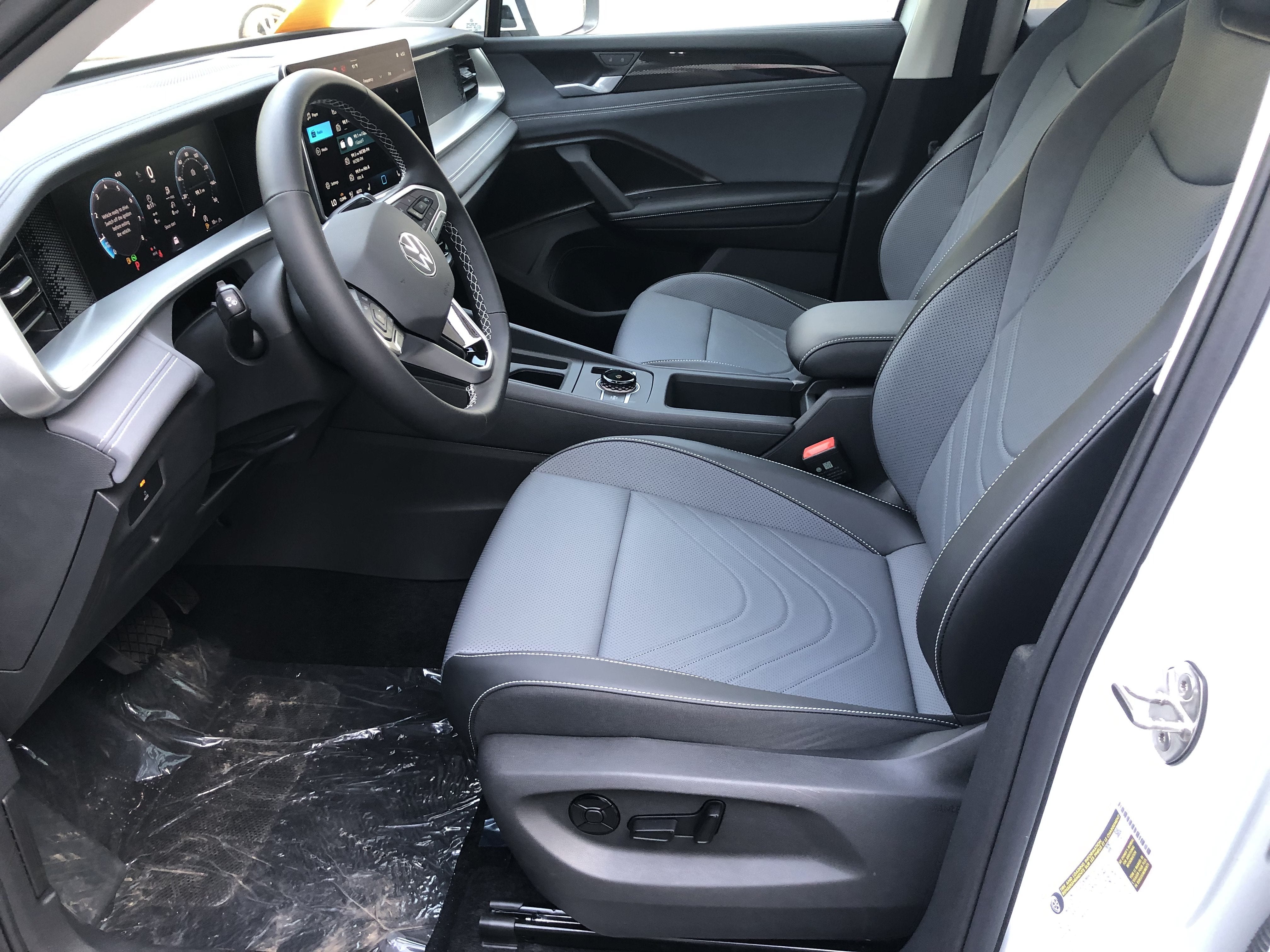 2026 Volkswagen Tiguan SE w/panoramic sunroof