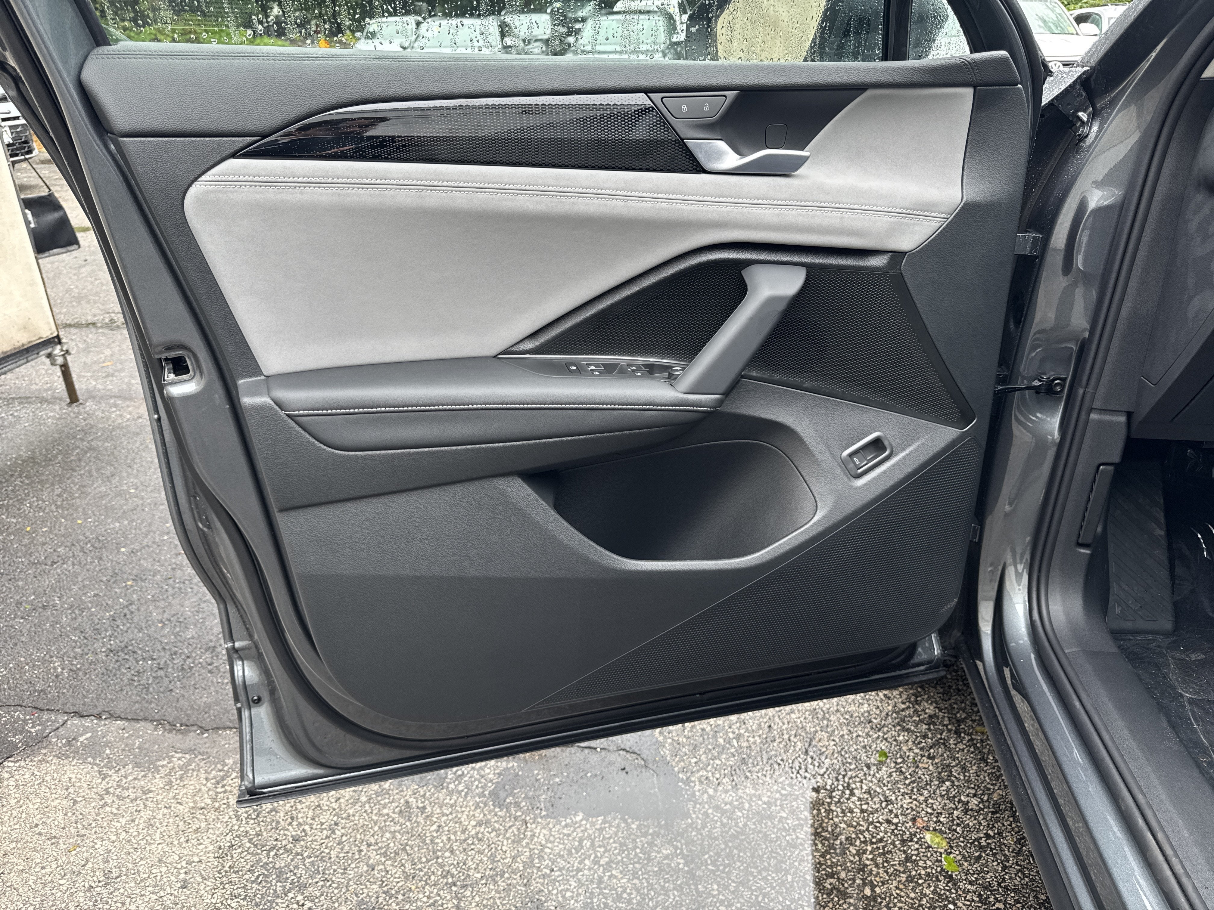 2026 Volkswagen Tiguan SE w/panoramic sunroof
