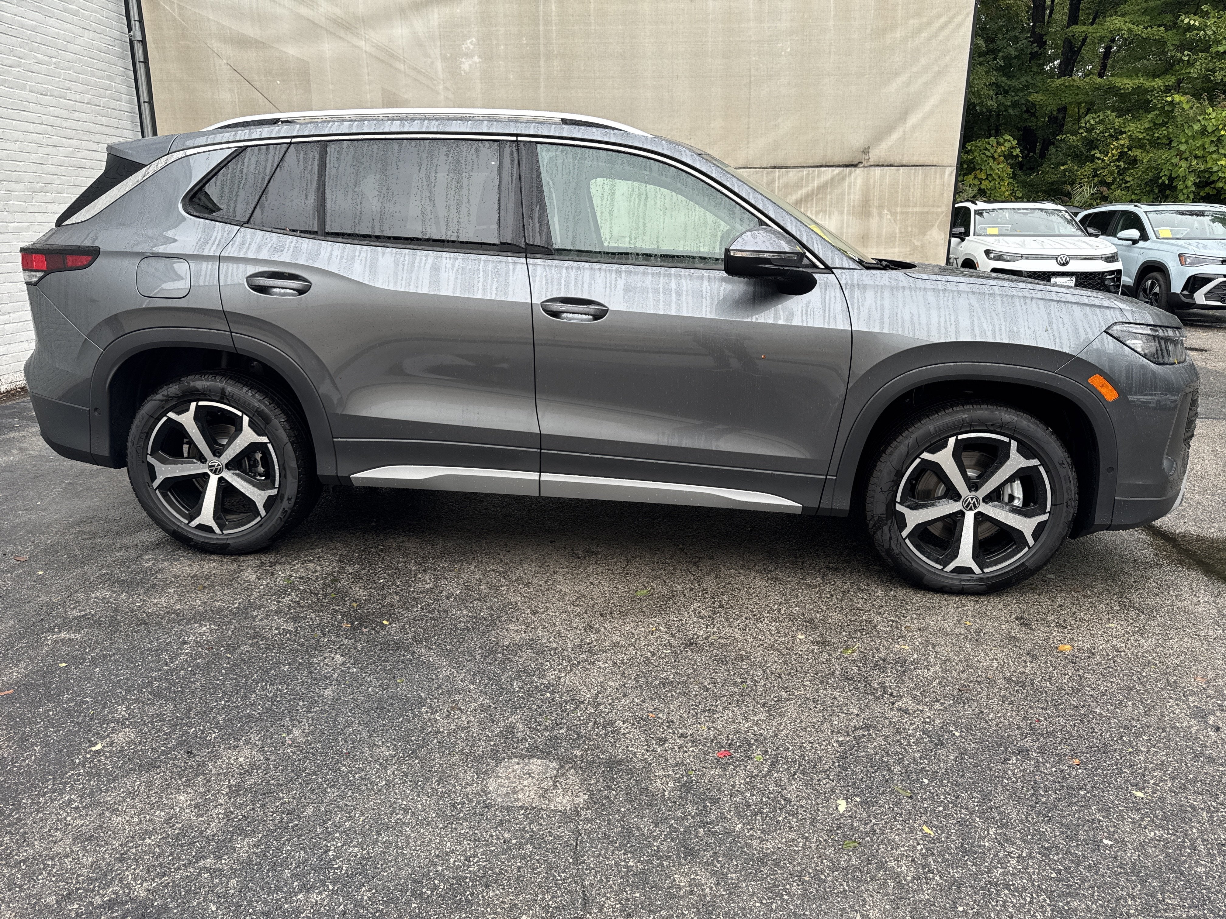 2026 Volkswagen Tiguan SE w/panoramic sunroof