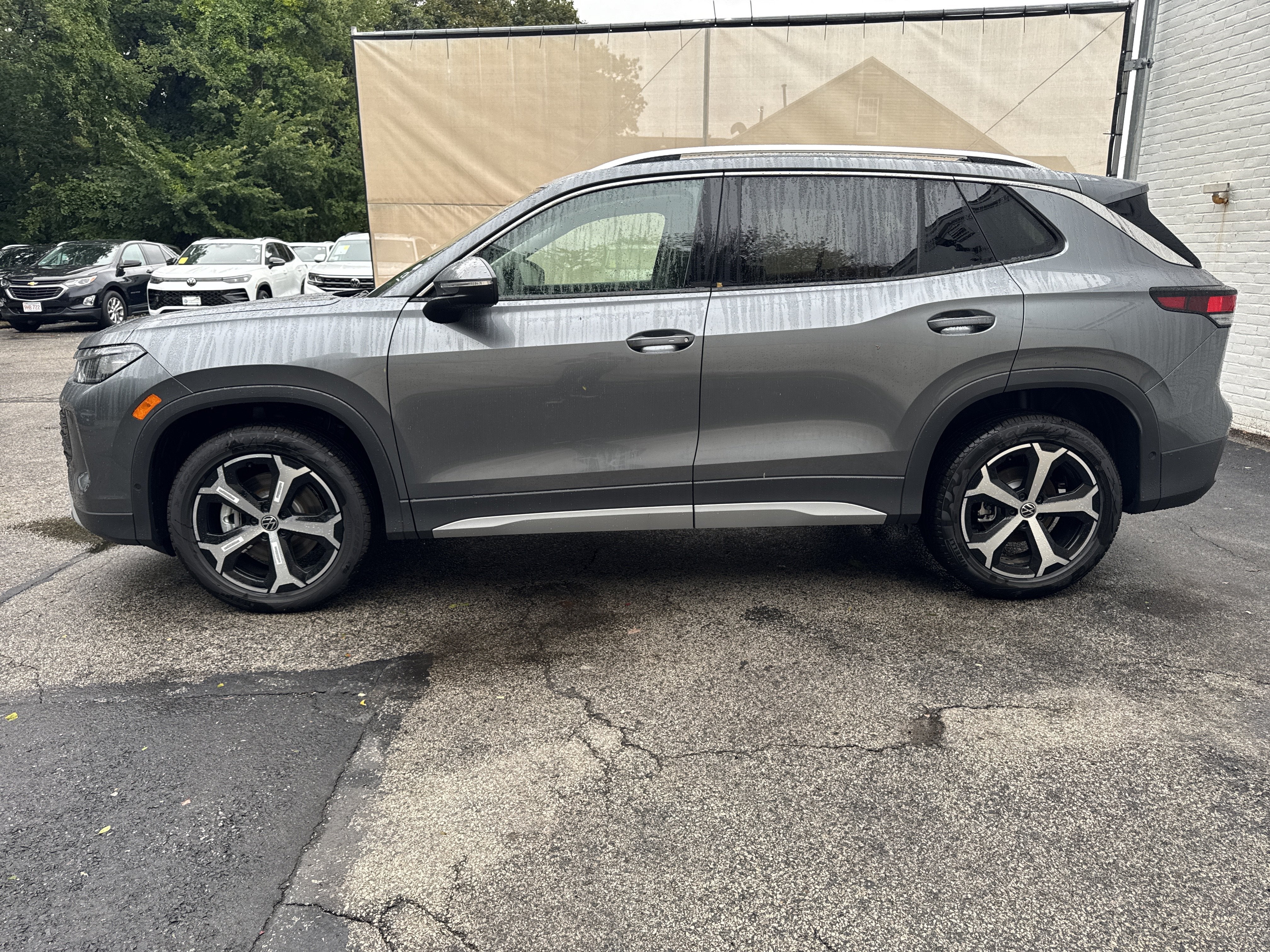 2026 Volkswagen Tiguan SE w/panoramic sunroof