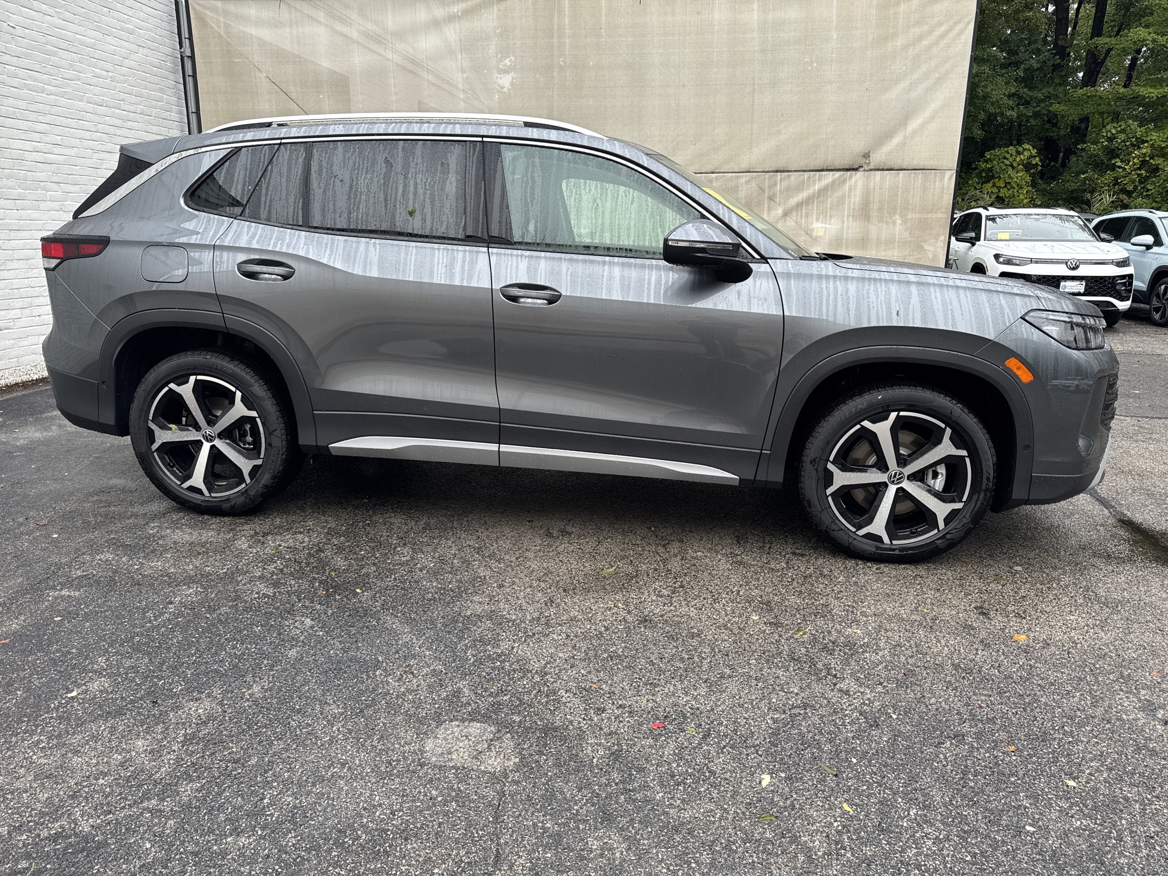 2026 Volkswagen Tiguan SE w/panoramic sunroof
