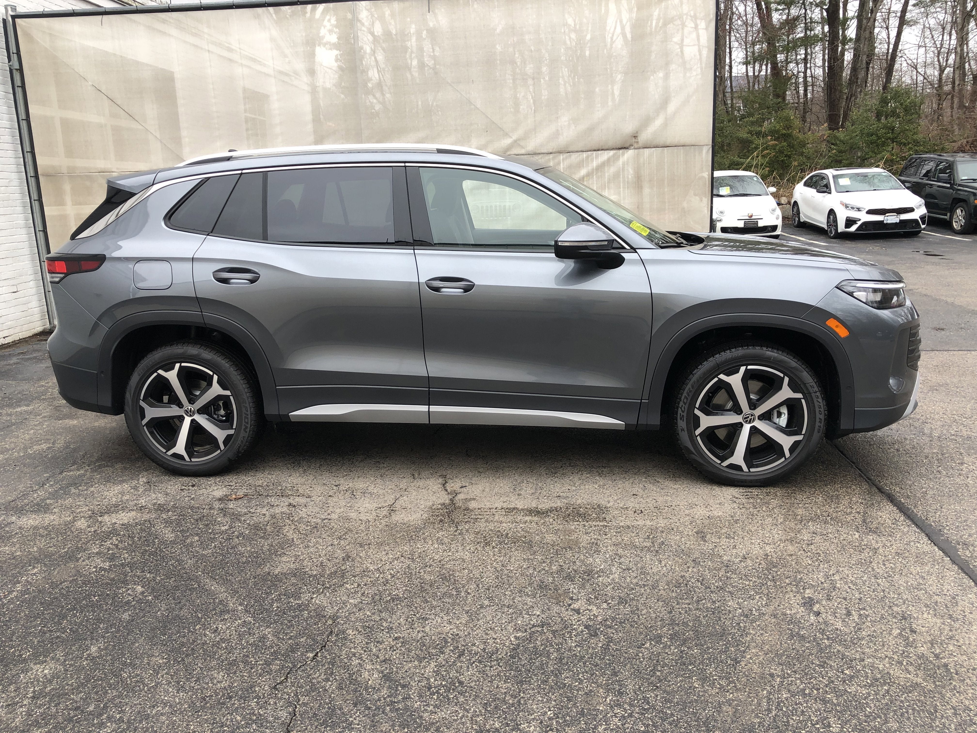 2026 Volkswagen Tiguan SE w/panoramic sunroof