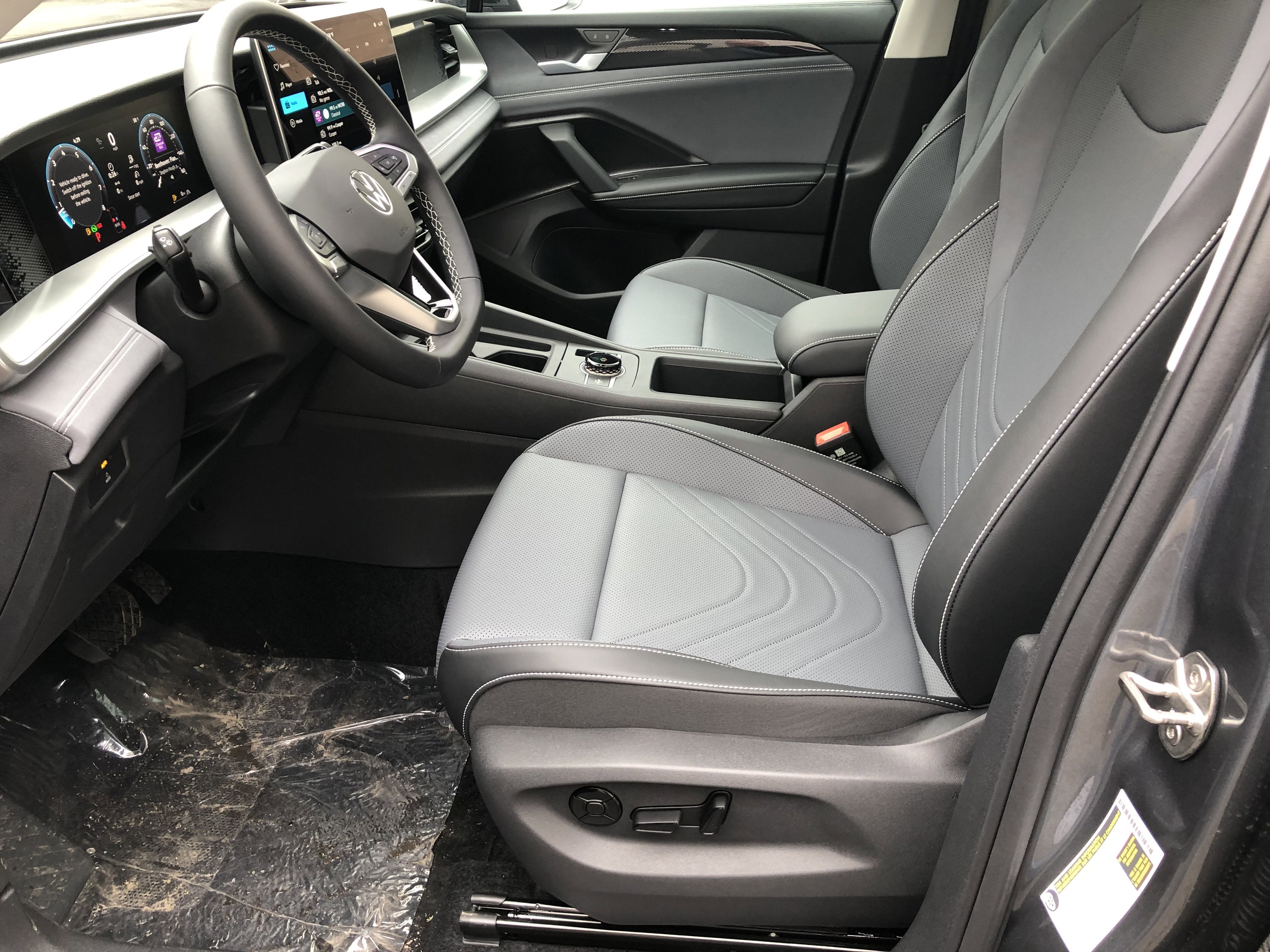 2026 Volkswagen Tiguan SE w/panoramic sunroof