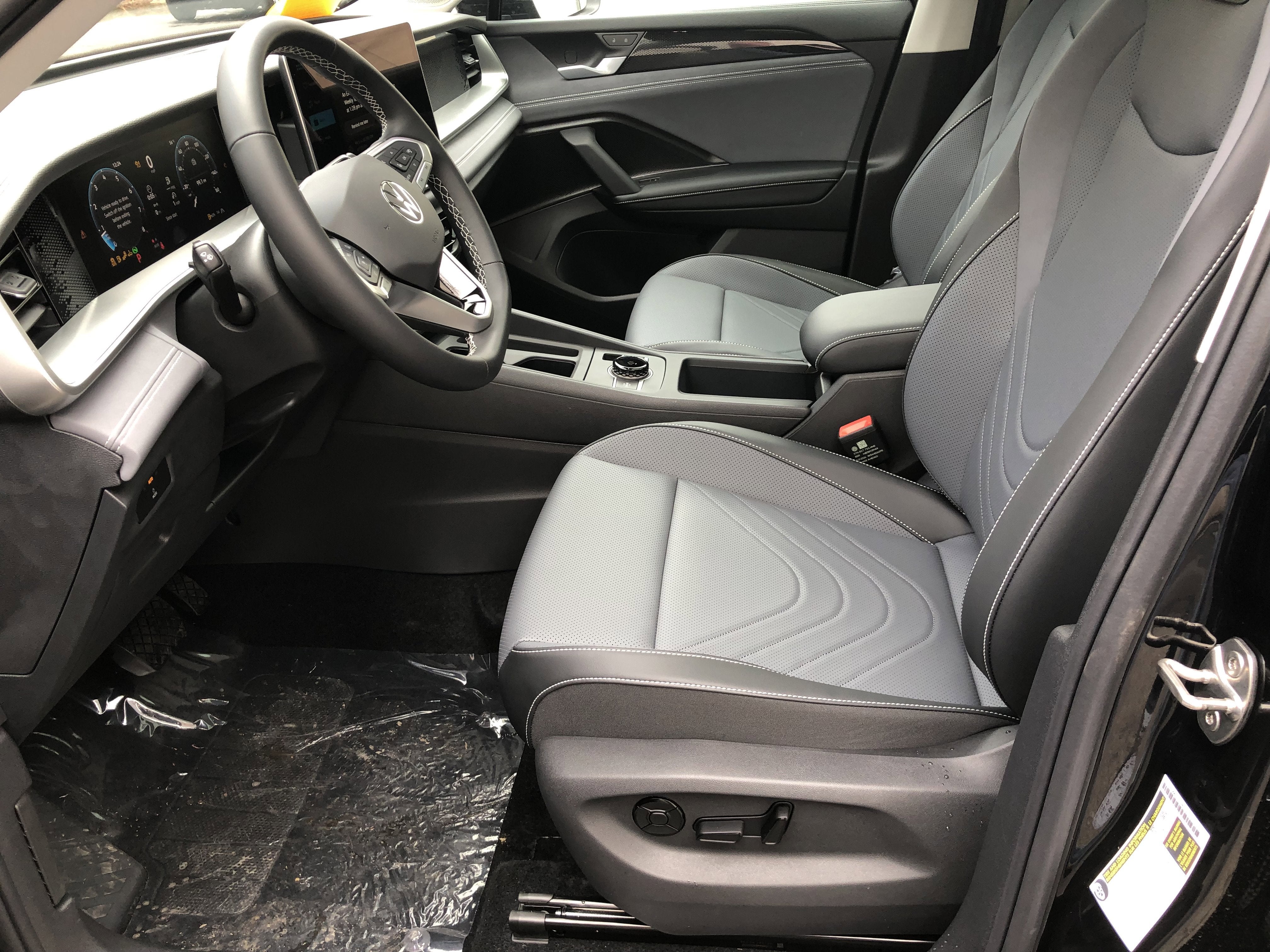 2026 Volkswagen Tiguan SE w/panoramic sunroof