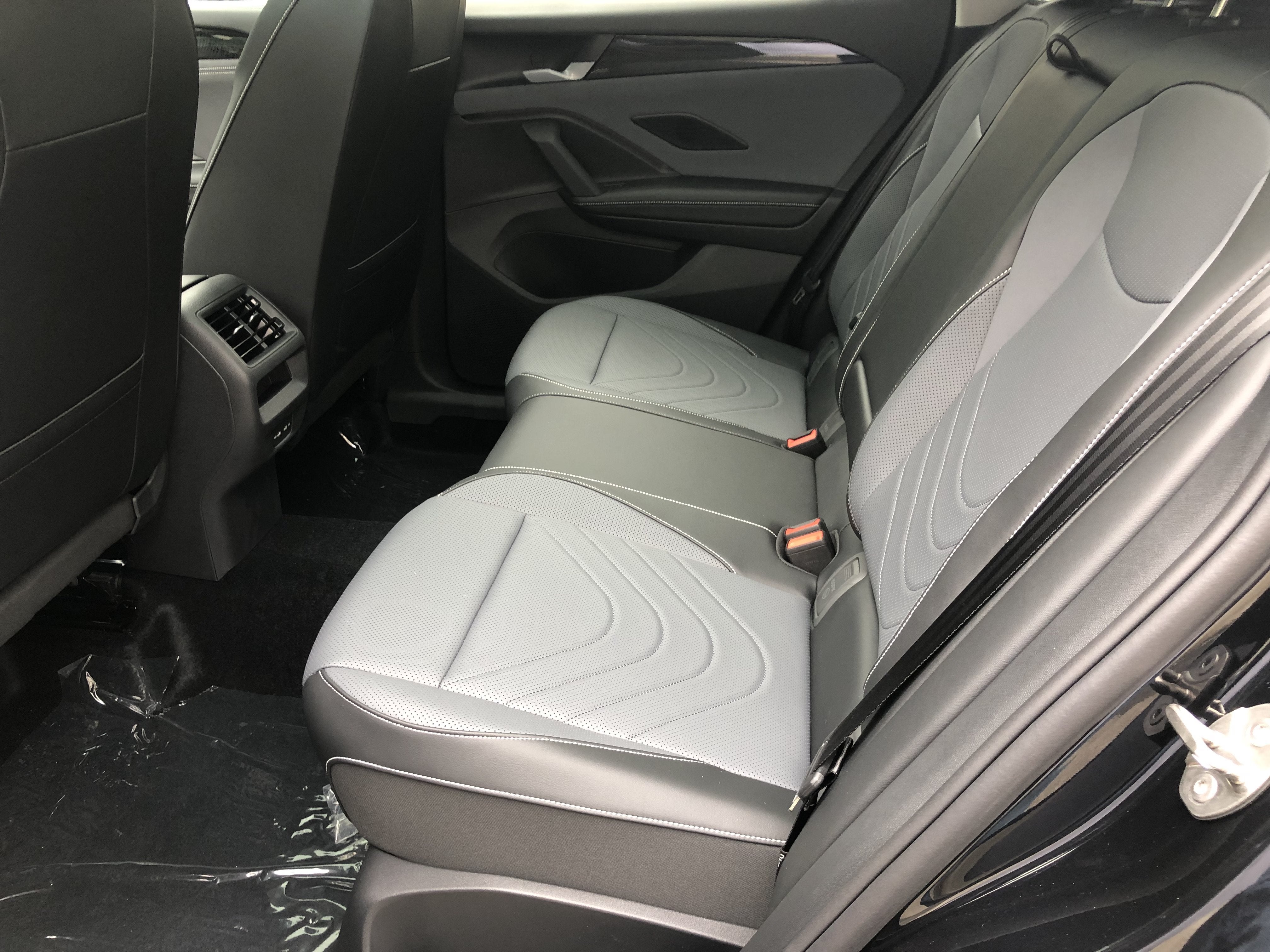 2026 Volkswagen Tiguan SE w/panoramic sunroof