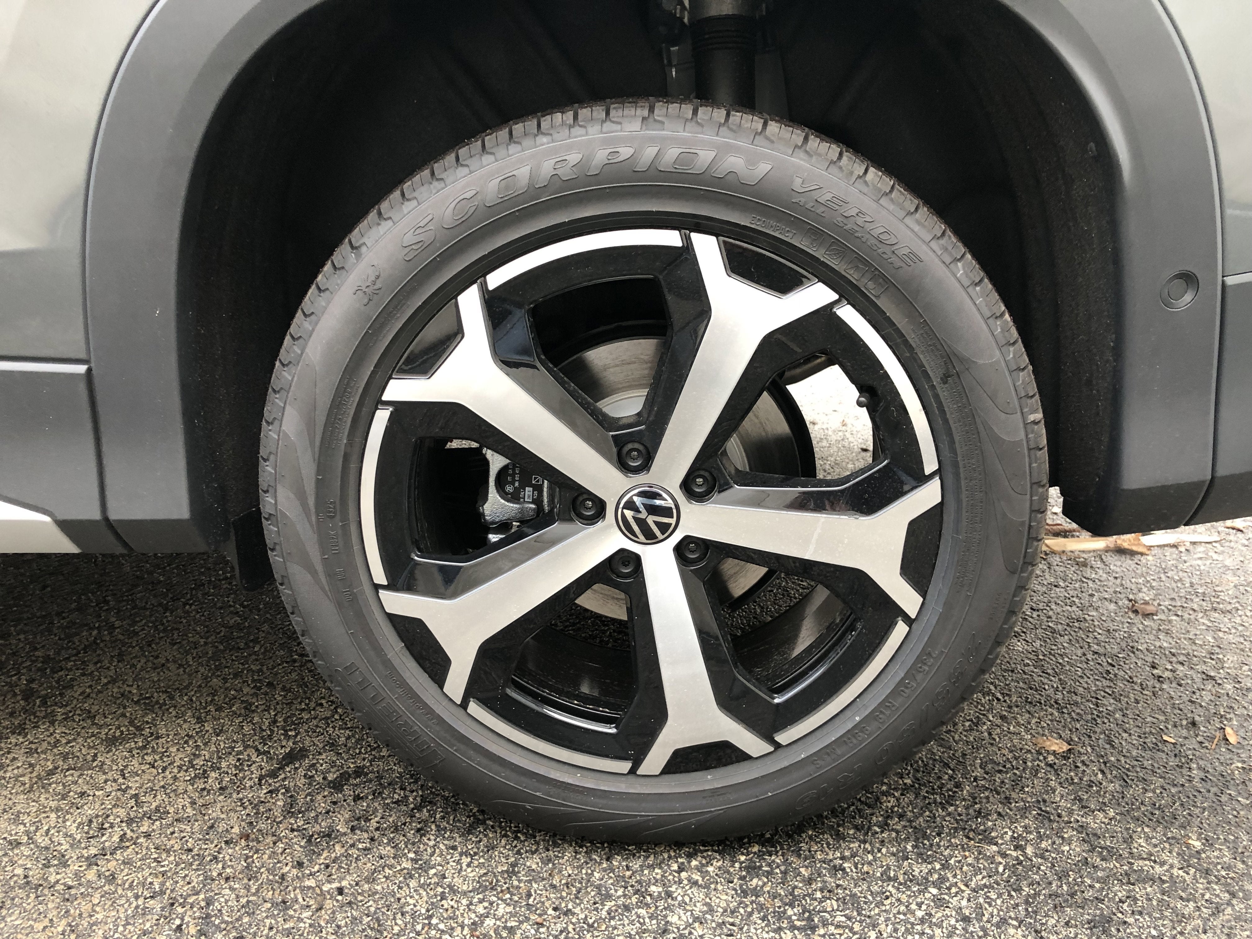 2026 Volkswagen Tiguan SE w/panoramic sunroof
