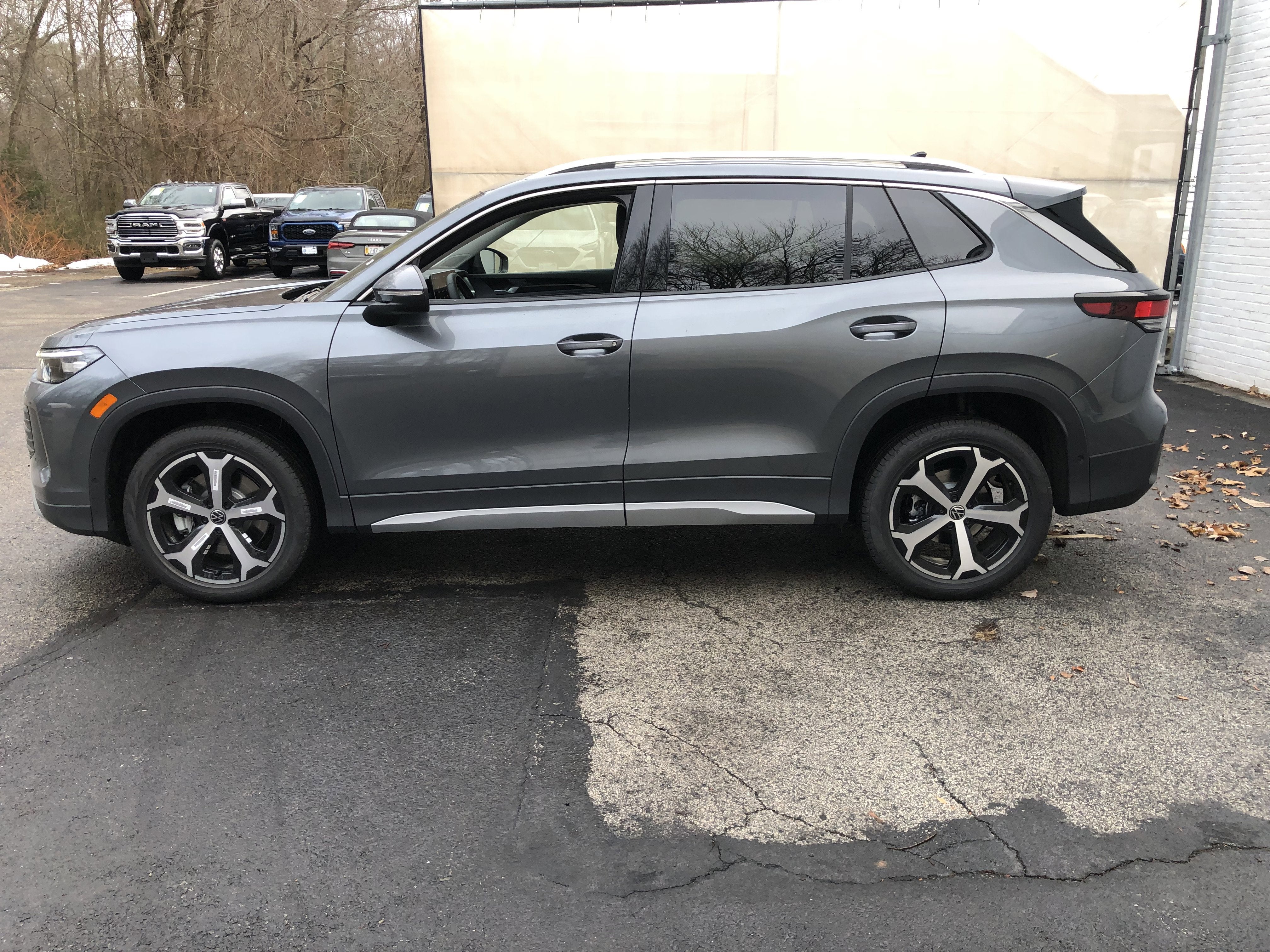 2026 Volkswagen Tiguan SE w/panoramic sunroof