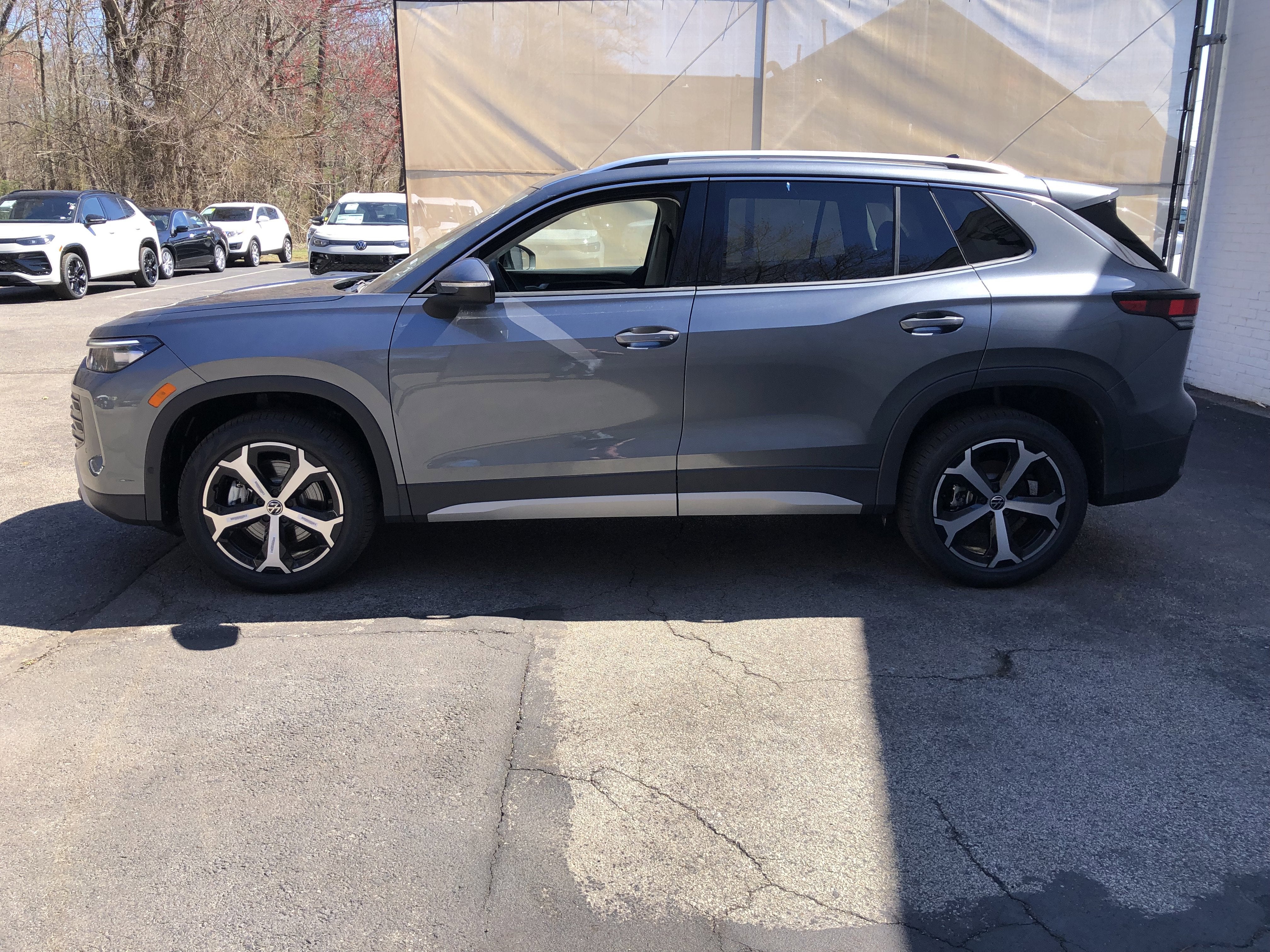 2026 Volkswagen Tiguan SE w/panoramic sunroof