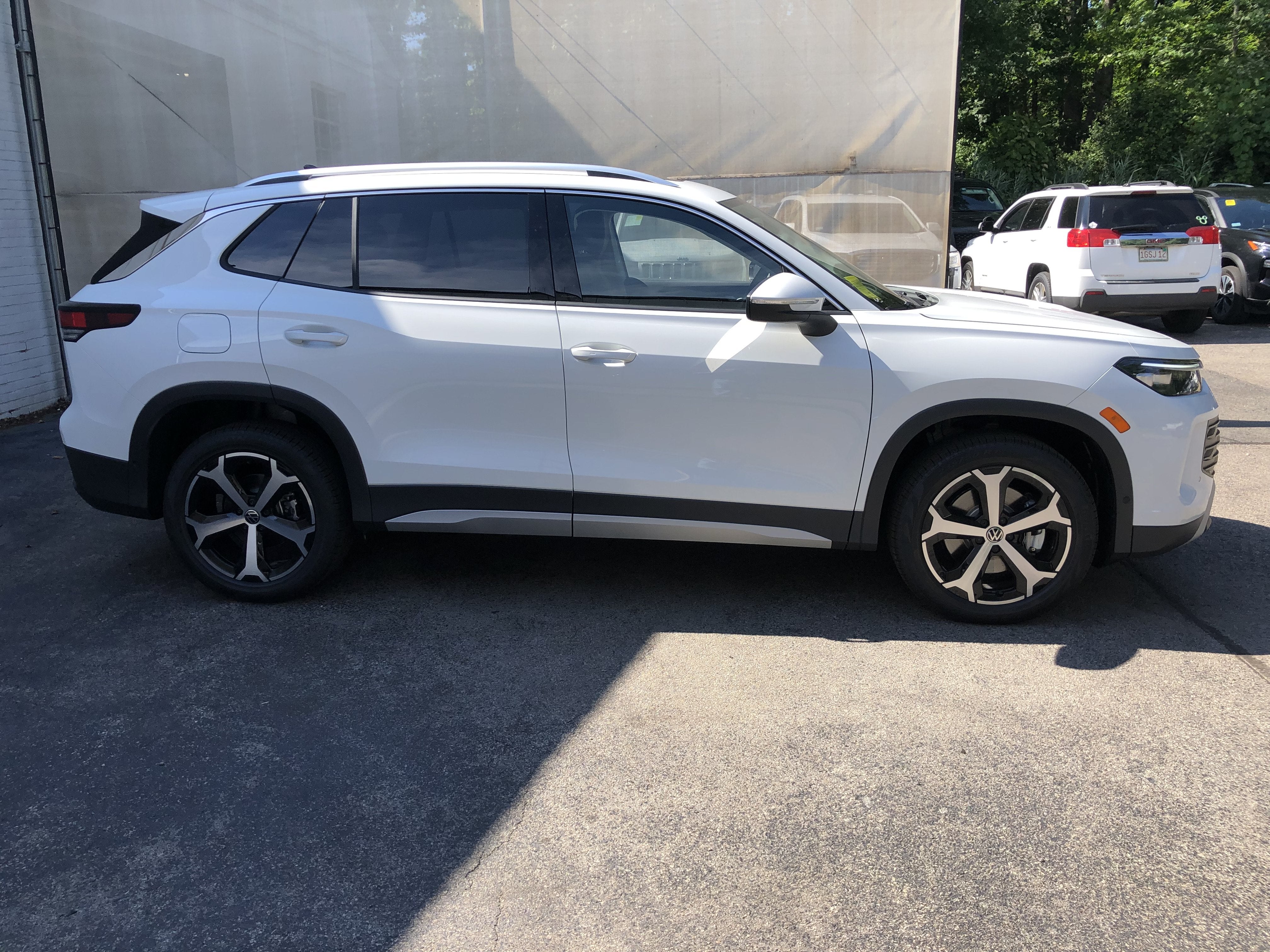 2026 Volkswagen Tiguan SE w/panoramic sunroof
