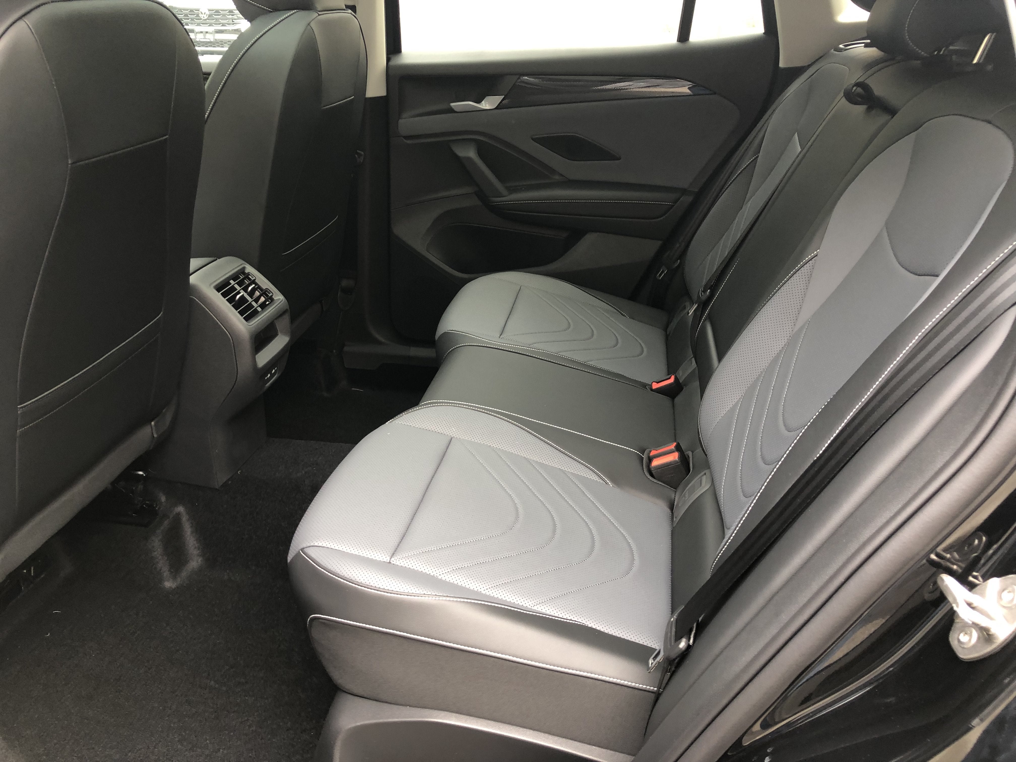 2026 Volkswagen Tiguan SE w/panoramic sunroof