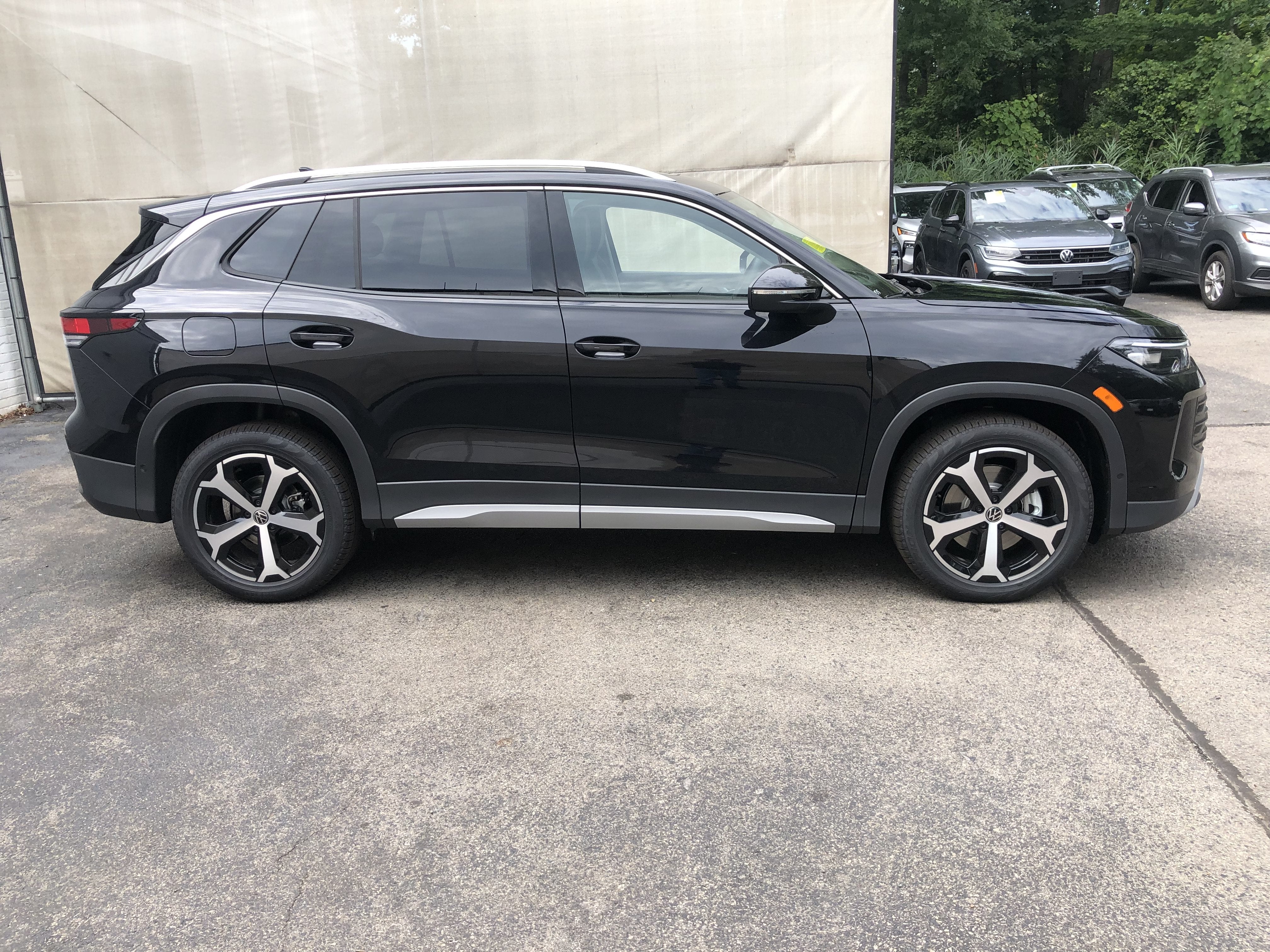 2026 Volkswagen Tiguan SE w/panoramic sunroof