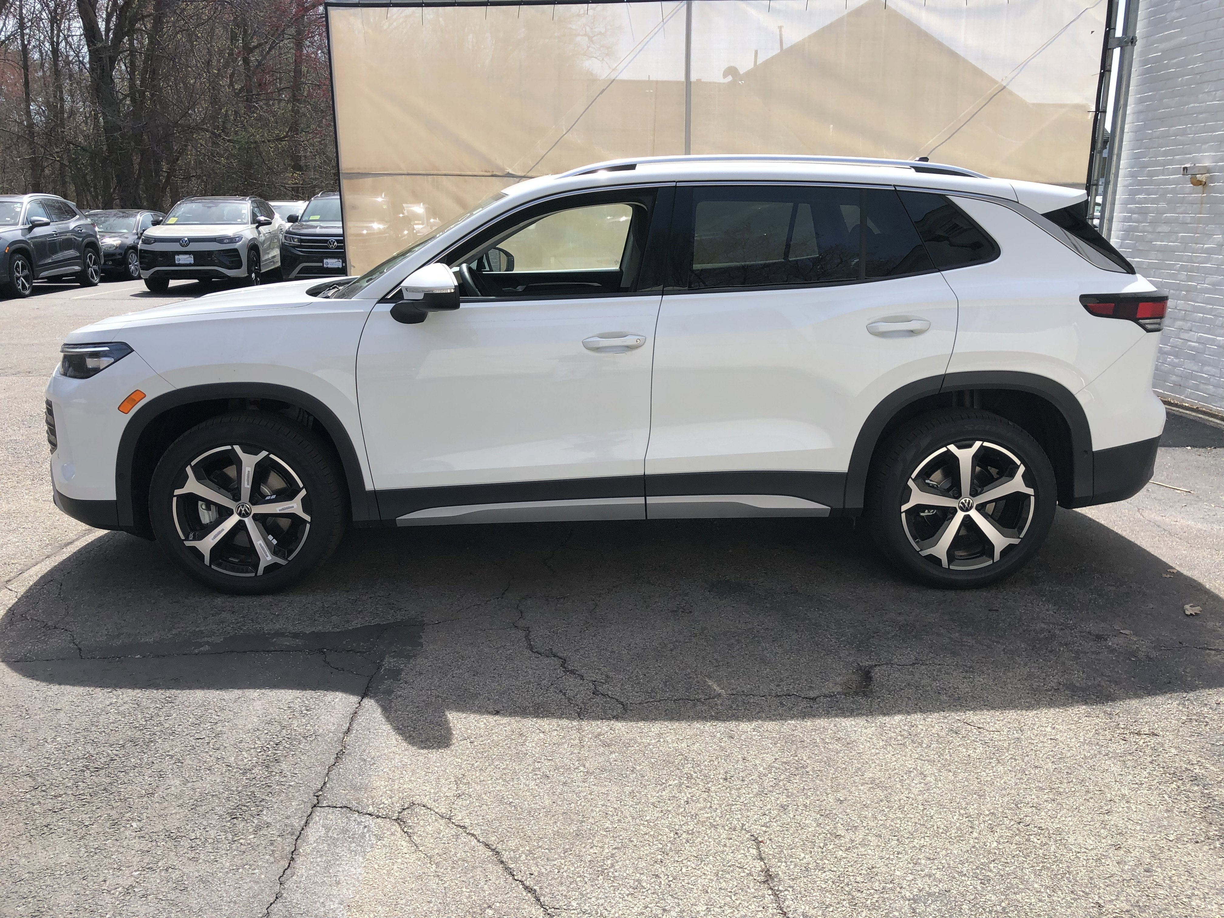 2026 Volkswagen Tiguan SE w/panoramic sunroof
