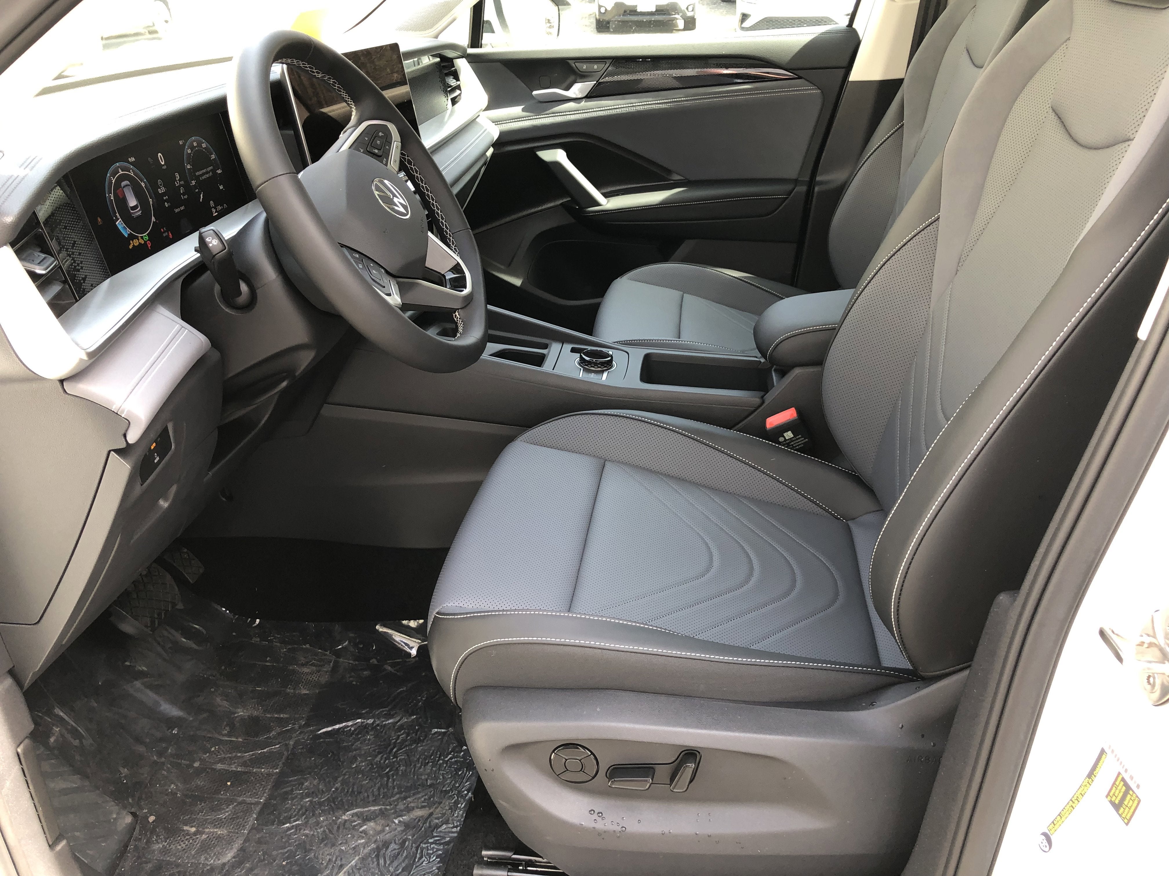 2026 Volkswagen Tiguan SE w/panoramic sunroof