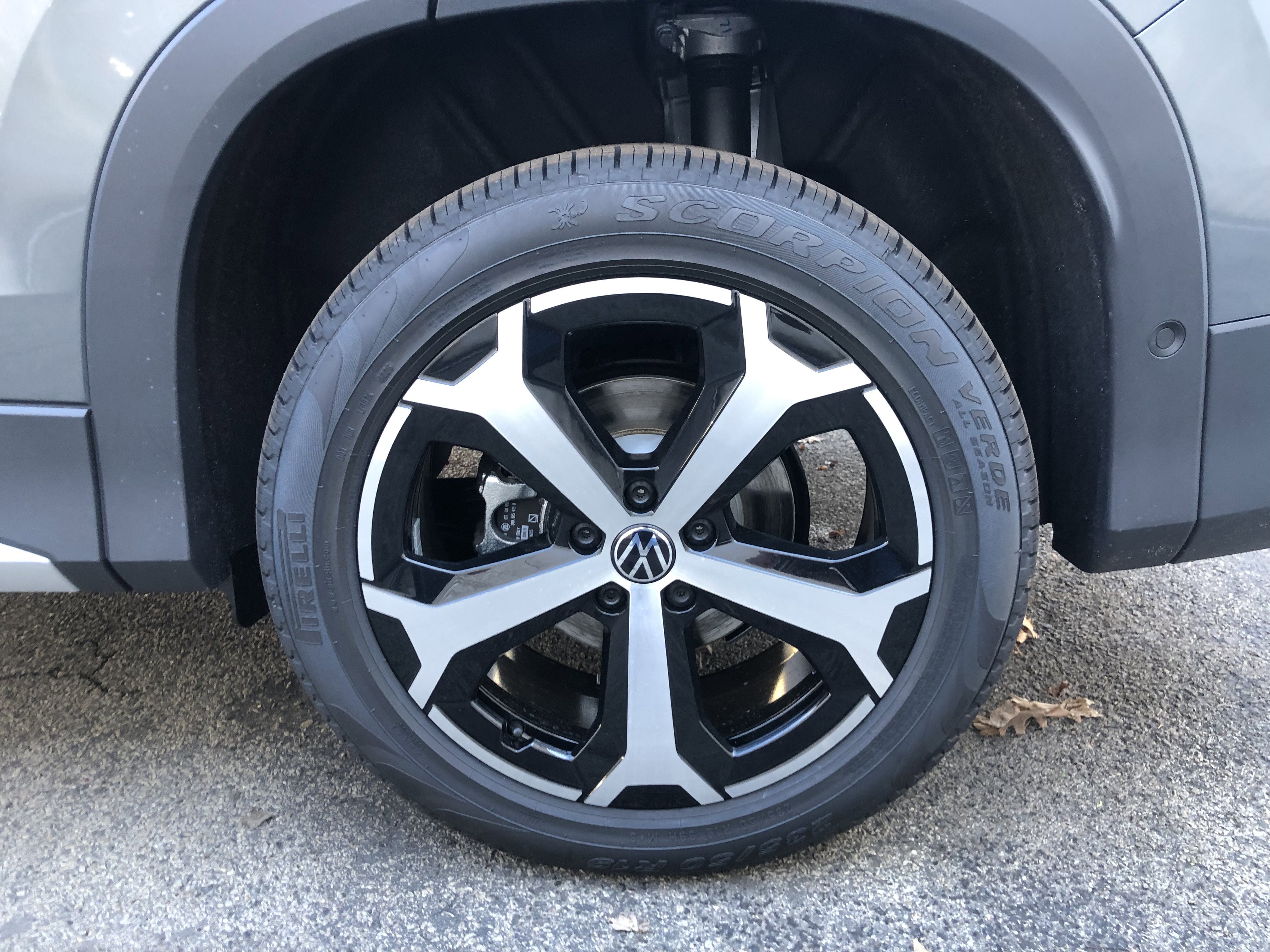 2026 Volkswagen Tiguan SE w/panoramic sunroof
