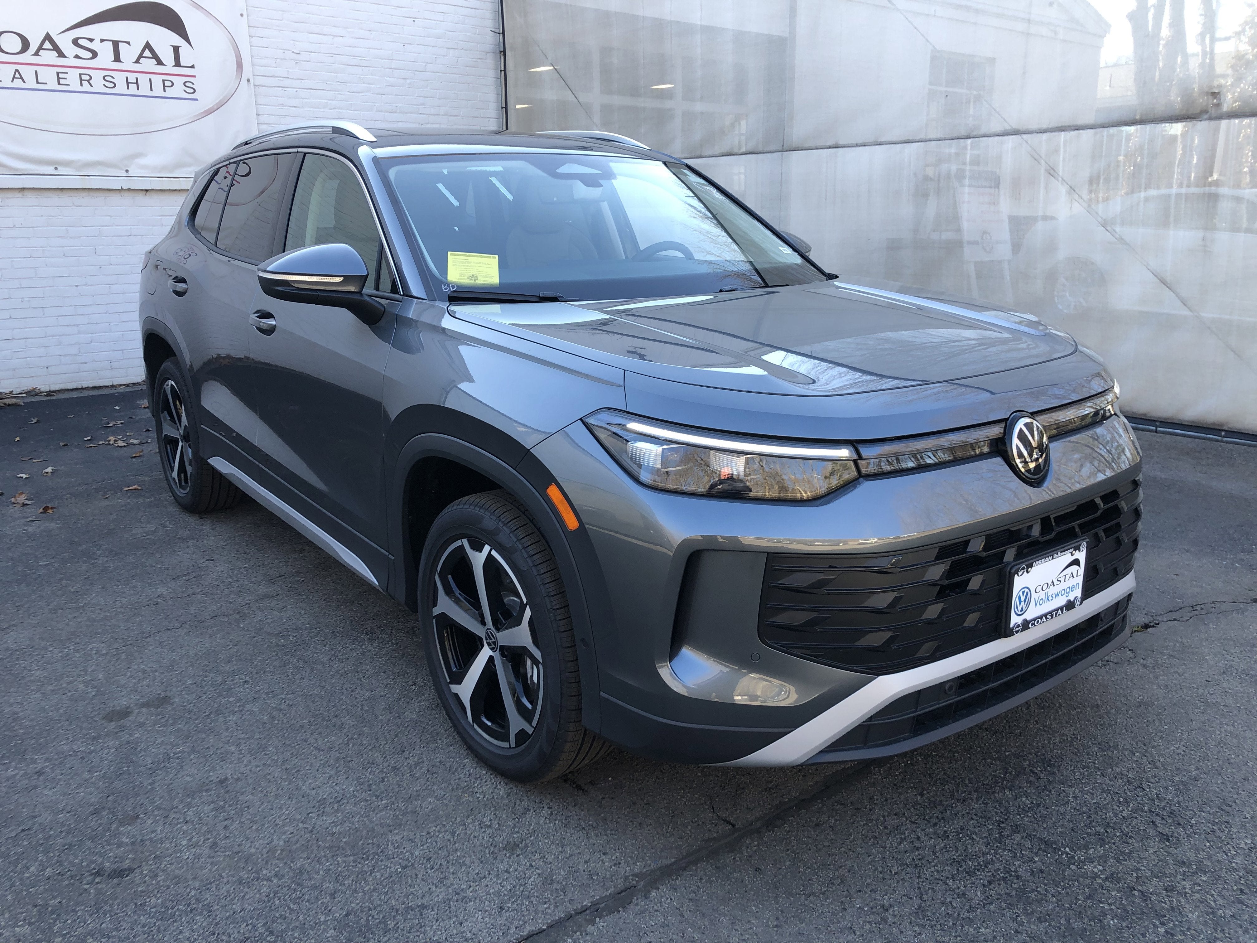 2026 Volkswagen Tiguan SE w/panoramic sunroof