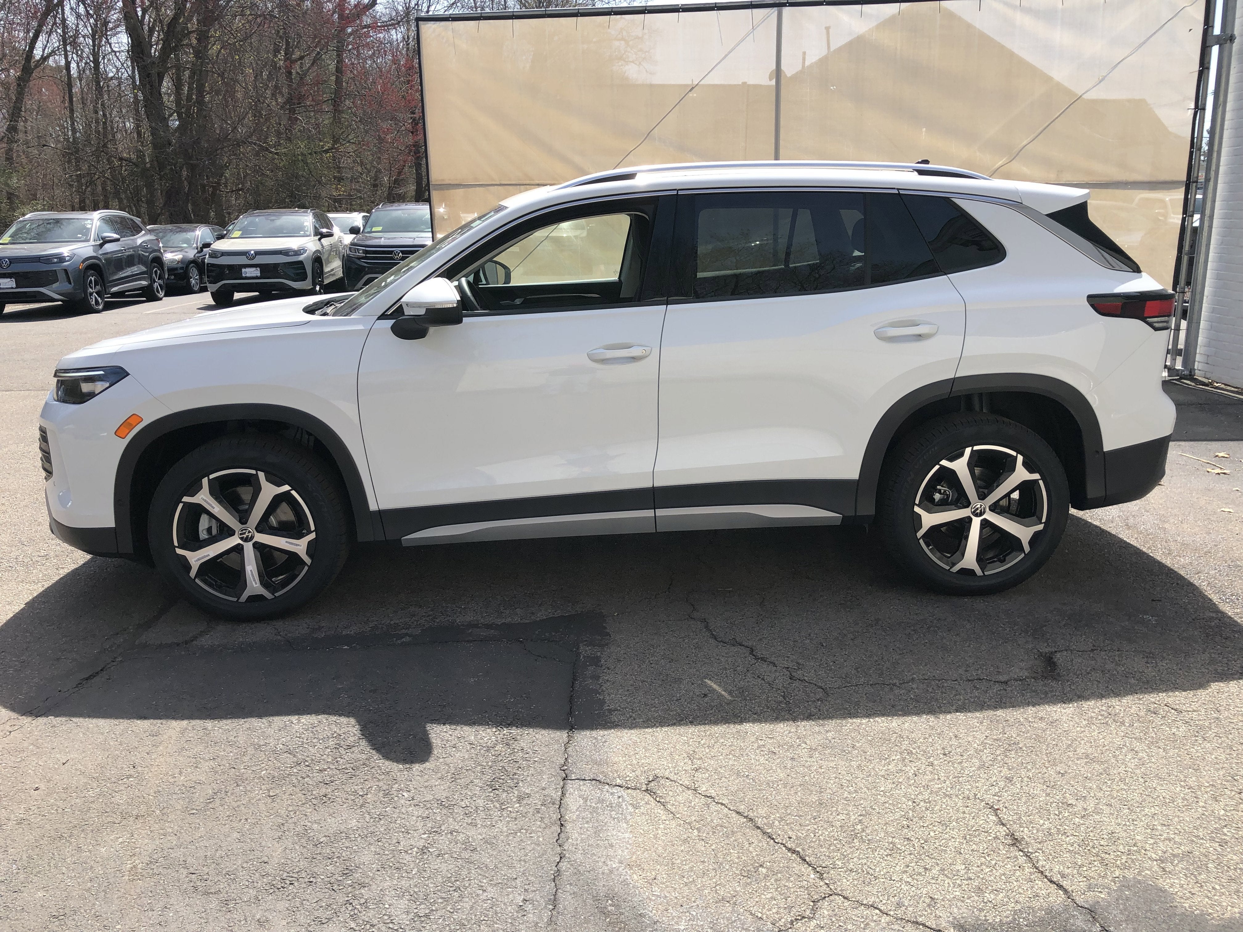 2026 Volkswagen Tiguan SE w/panoramic sunroof