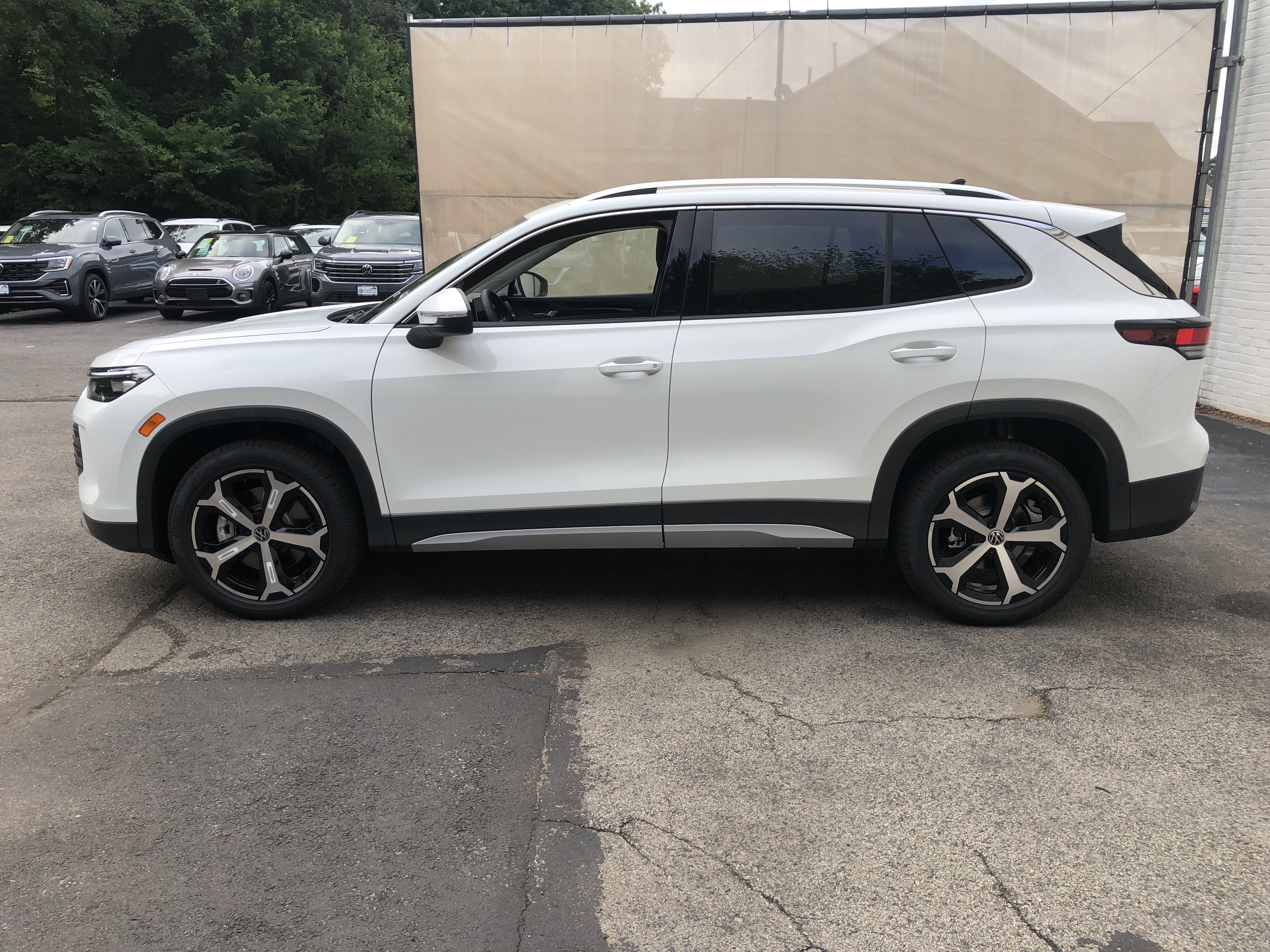 2026 Volkswagen Tiguan SE w/panoramic sunroof