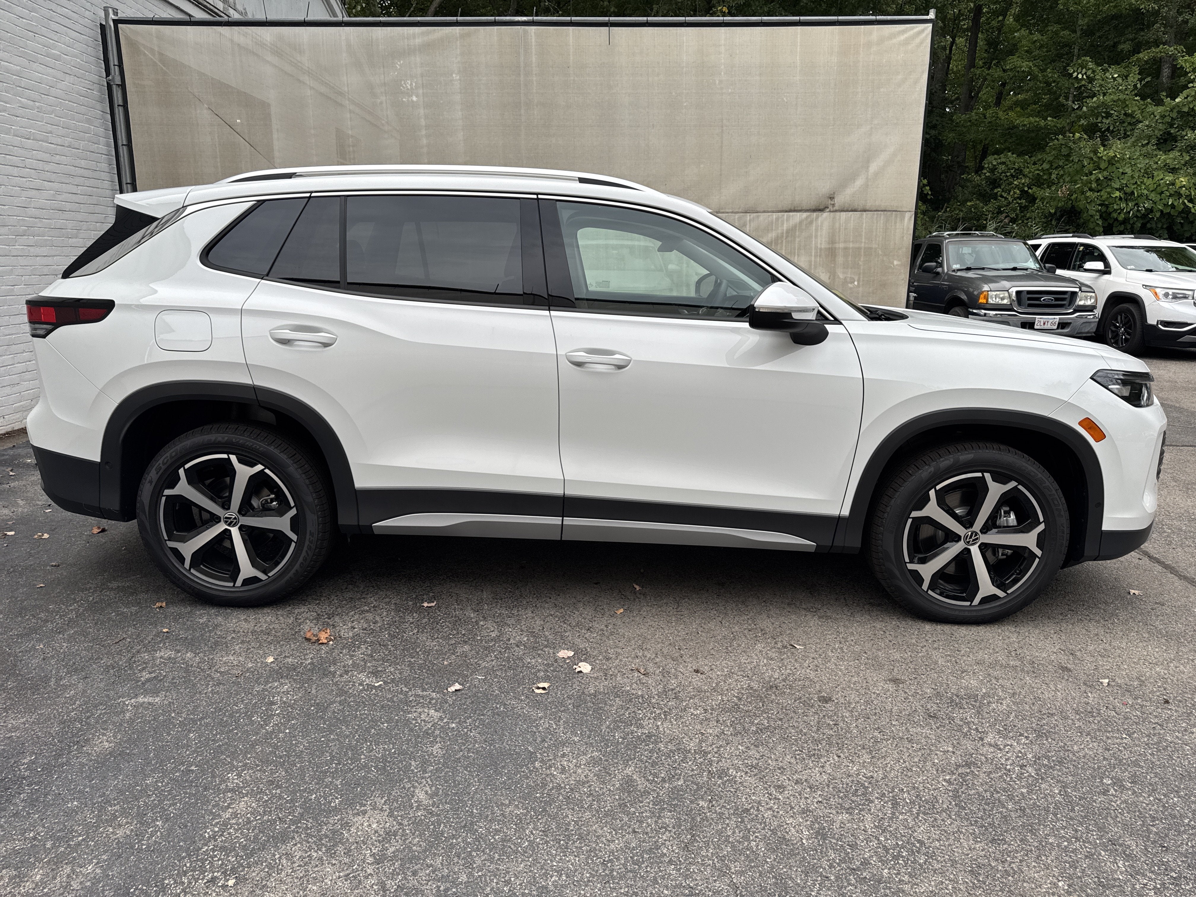 2026 Volkswagen Tiguan SE w/panoramic sunroof